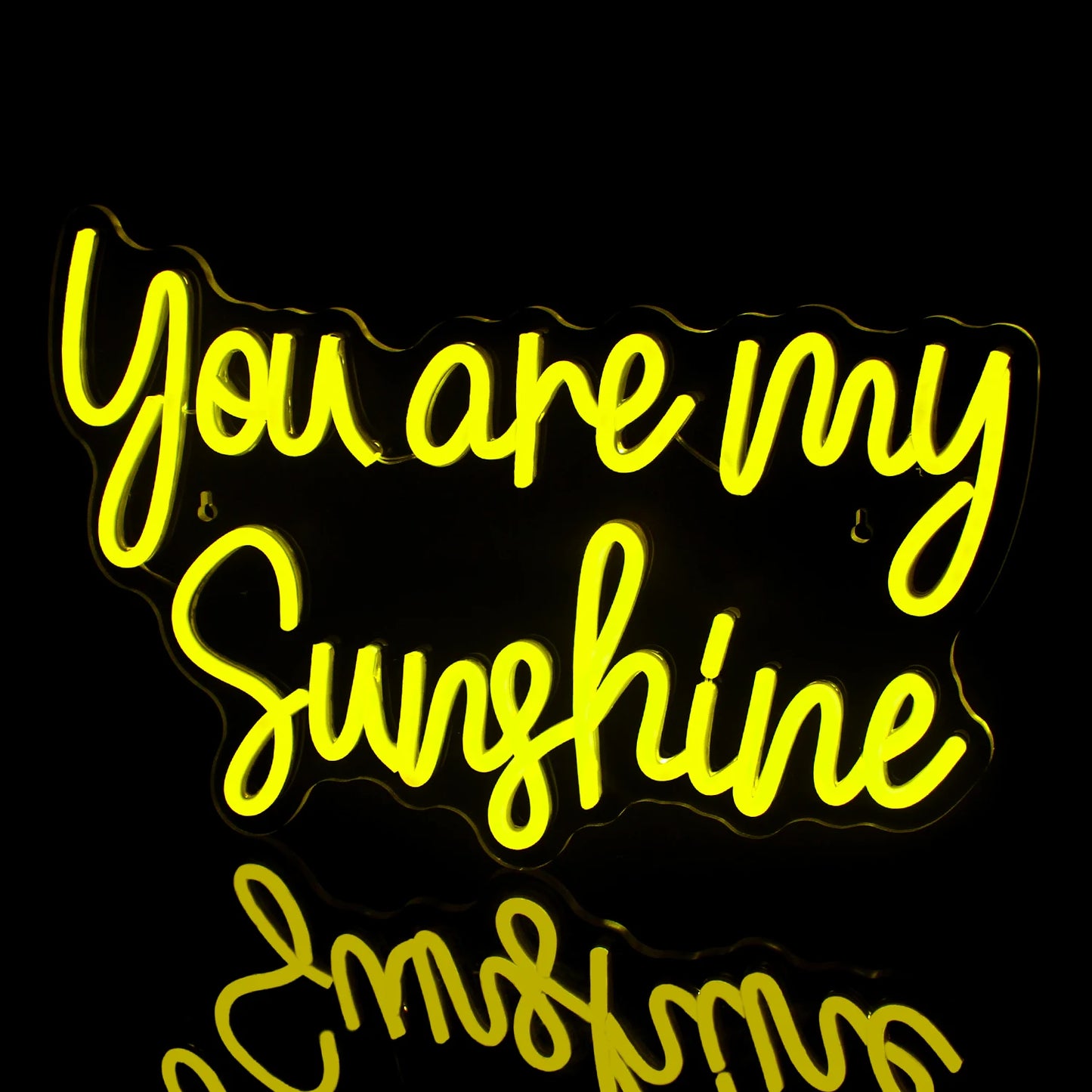 Das Bild zeigt ein LED-Neonschild „You Are My Sunshine“ in hellem, warmweißem Licht.