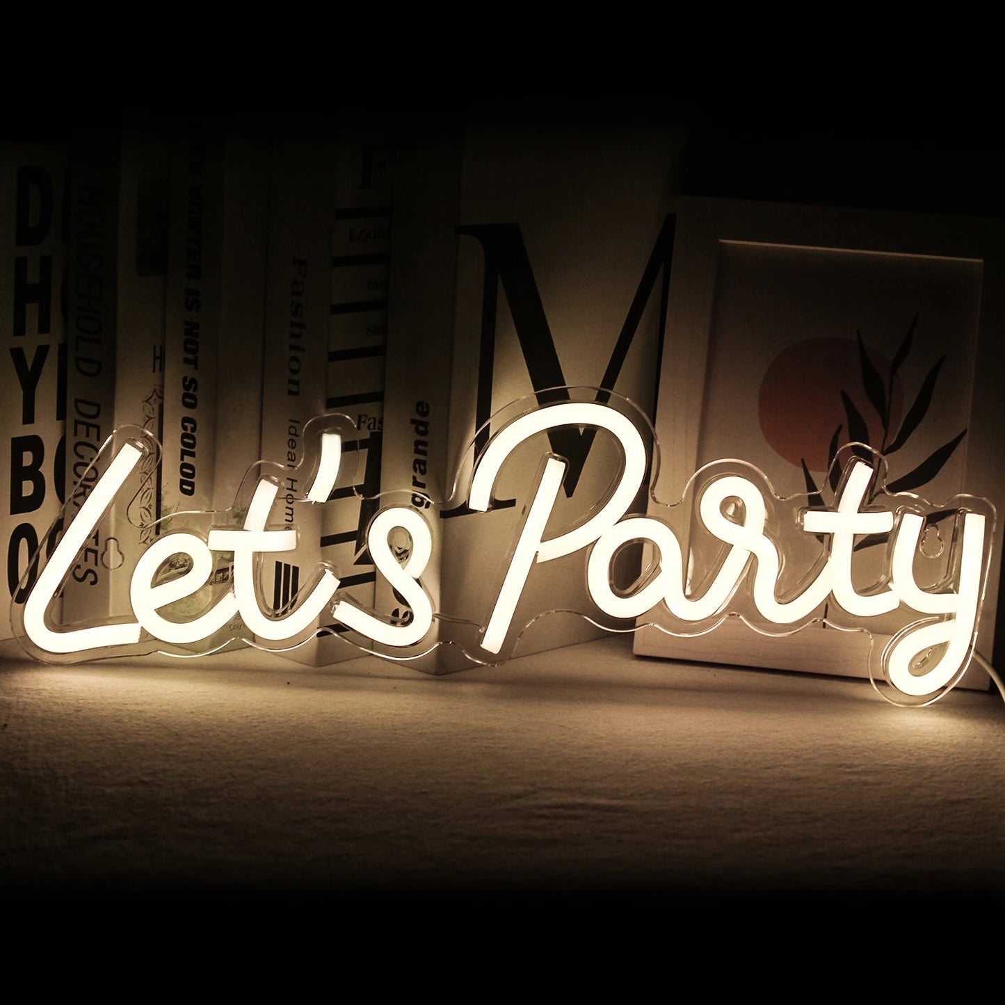 Das Bild zeigt ein lebendiges, handgefertigtes LED-Neonschild mit der Aufschrift „Let’s Party“ in verspielter Schreibschrift.