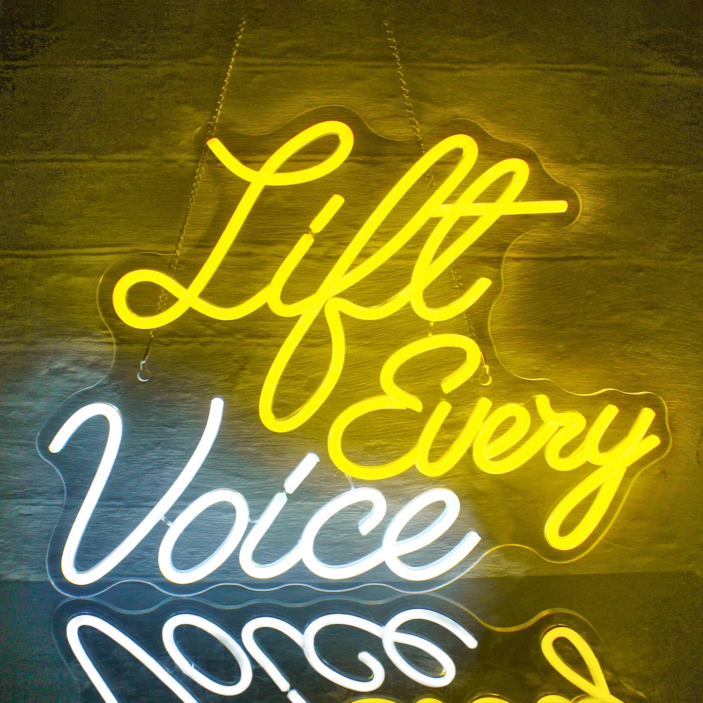 Ein leuchtendes LED-Neonschild mit dem Satz „Lift Every Voice“ in eleganter Schreibschrift.