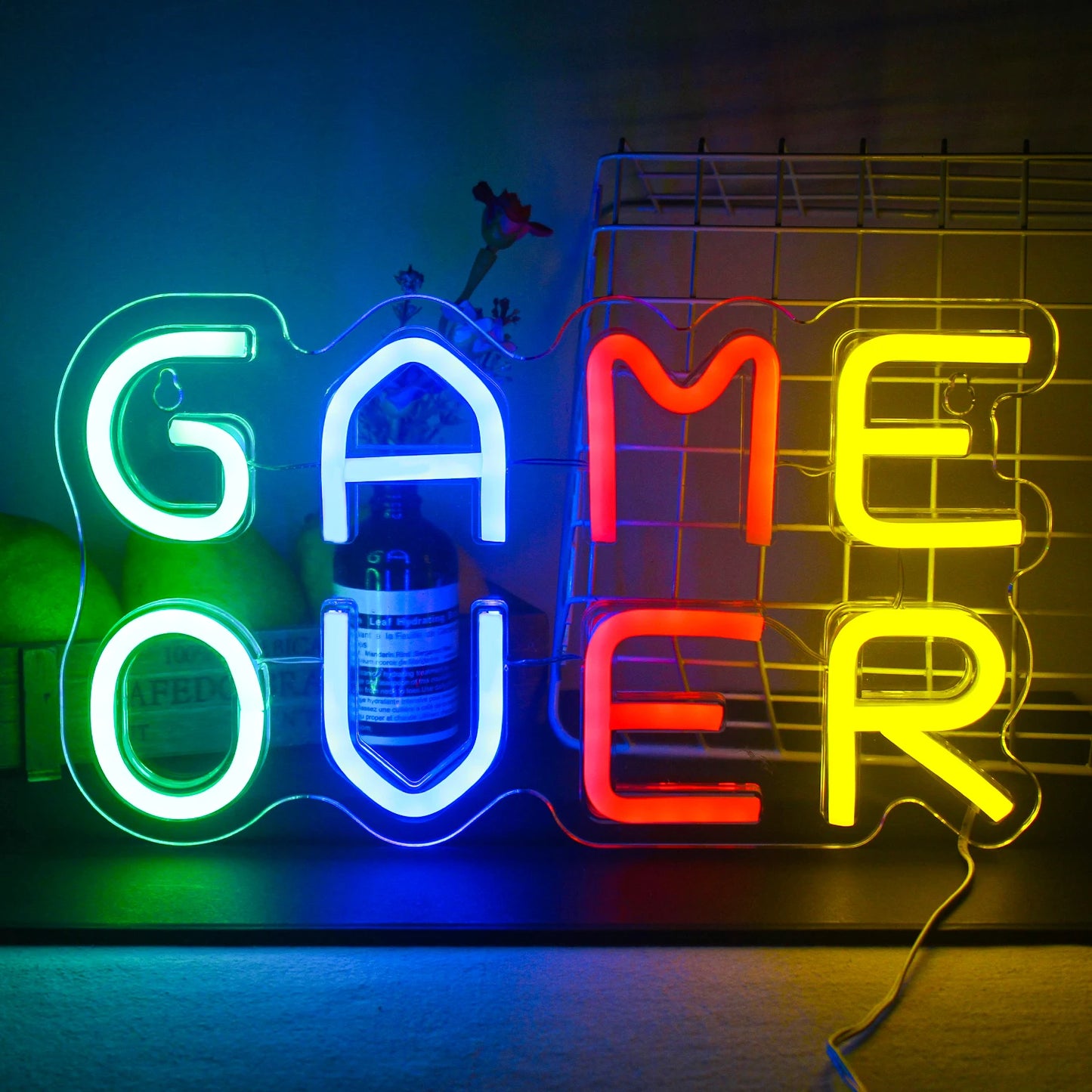 Das Bild zeigt ein leuchtendes „Game Over“-LED-Neonschild.