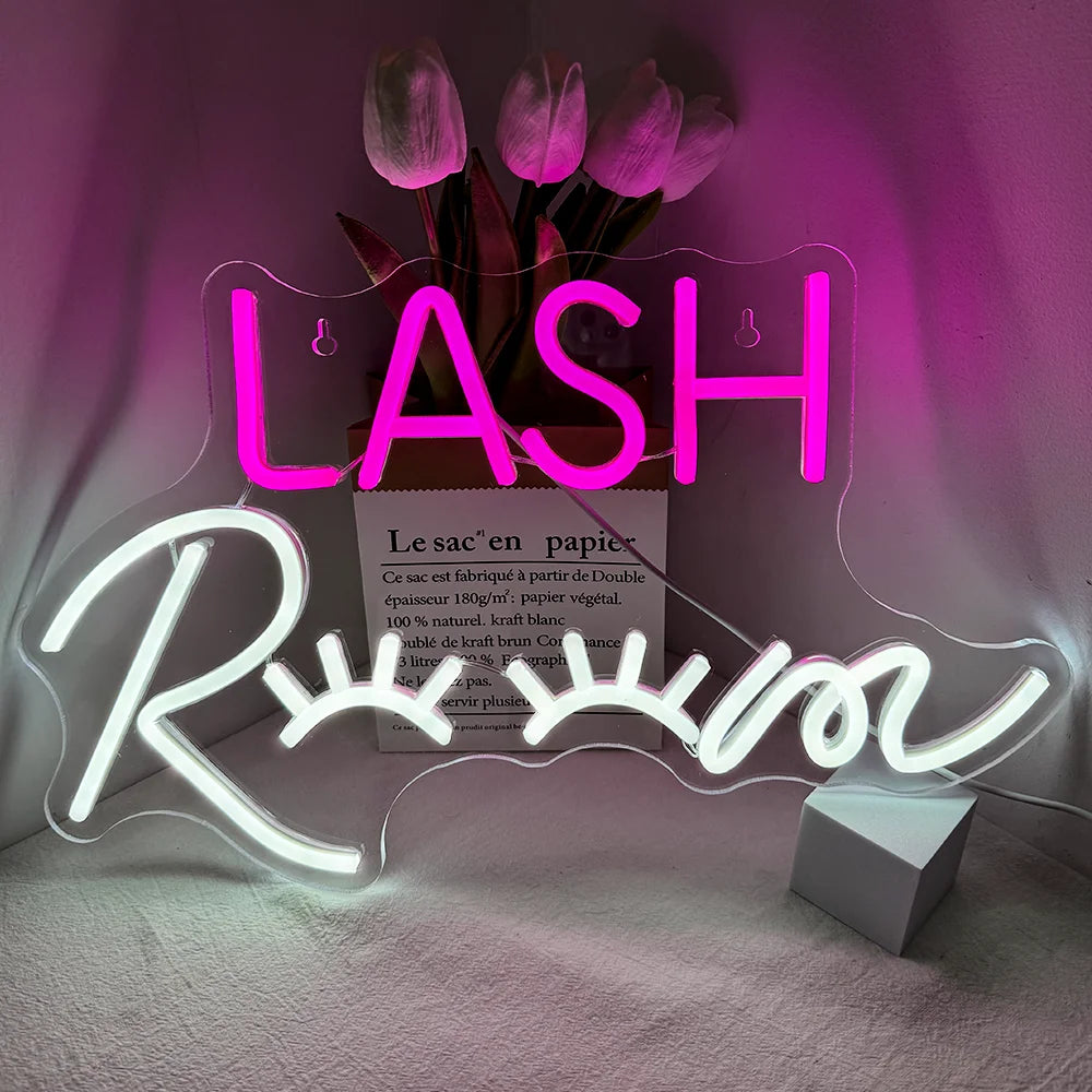 Das Bild zeigt ein leuchtendes LED-Neonschild mit den Worten „Lash Room“ in einer stilvollen Schreibschrift.