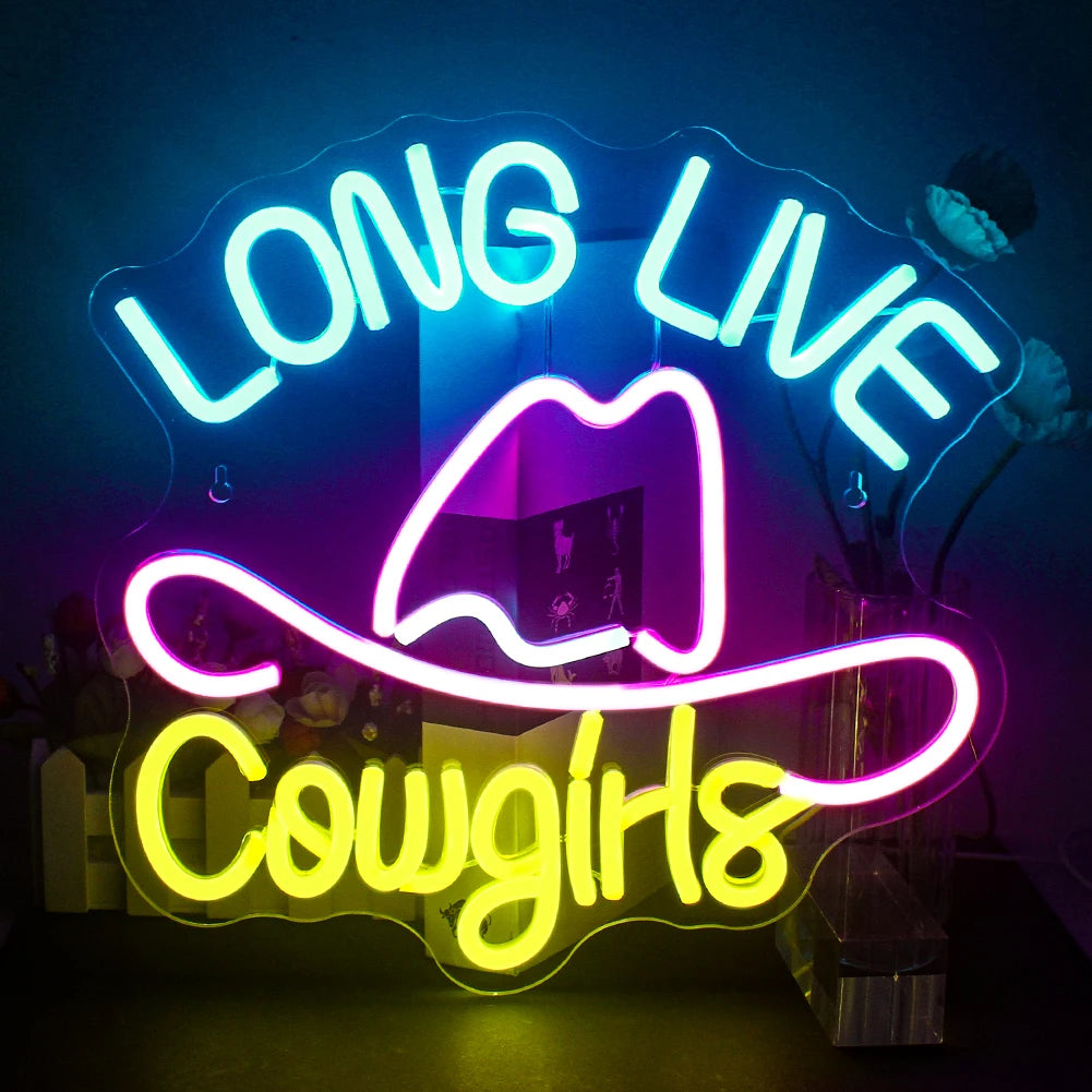 Ein leuchtendes LED-Neonschild mit den Worten „Long Live Cowgirls“ in fetter, kursiver Schrift.