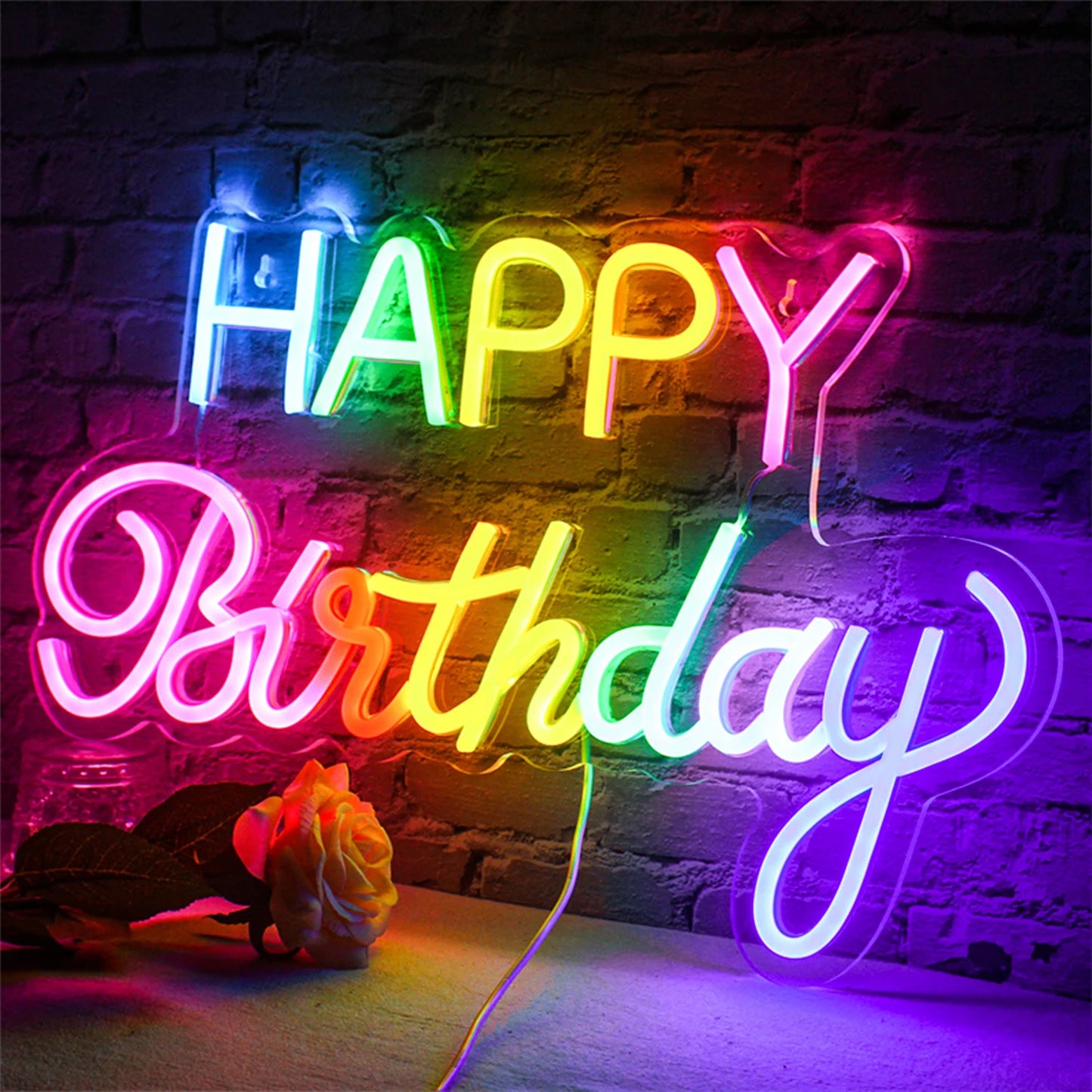 Ein leuchtendes LED-Neonschild zeigt die Worte „Happy Birthday“ in einer verspielten, kursiven Schriftart, die aus leuchtenden Röhren besteht.