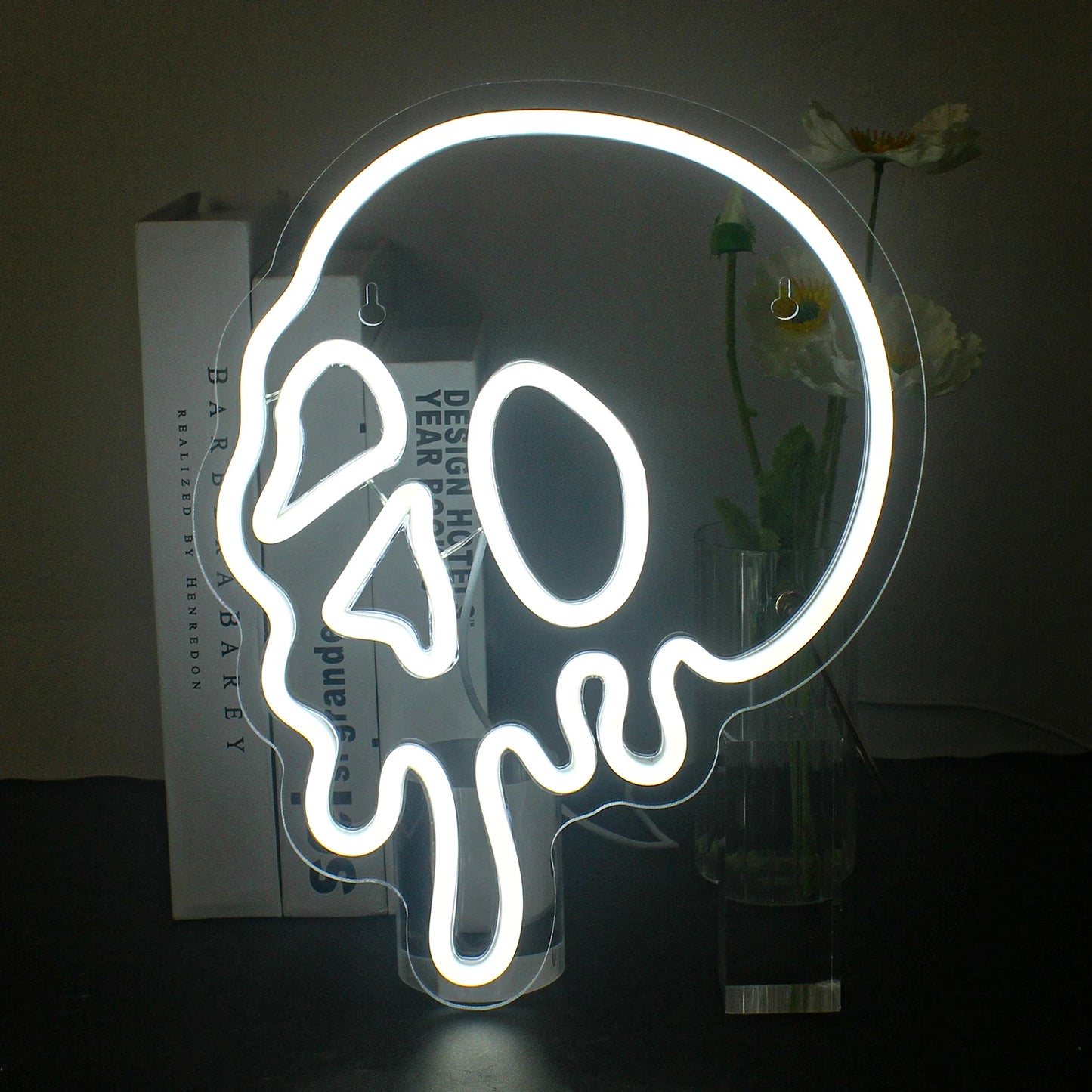 Das Bild zeigt ein leuchtendes LED-Neonschild mit Halloween-Motiv.