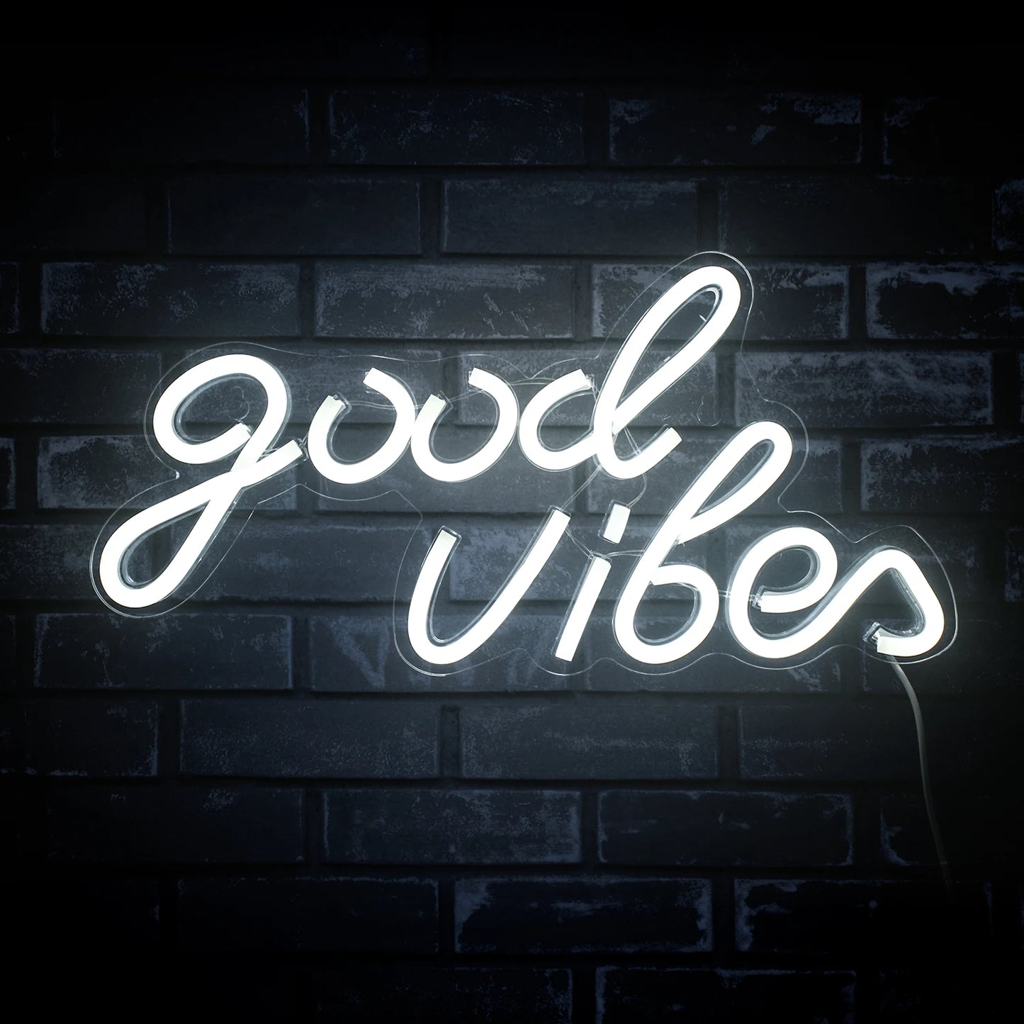 Das Bild zeigt ein handgefertigtes LED-Neonschild mit den Worten „Good Vibes“ in einer stilvollen Schreibschrift.