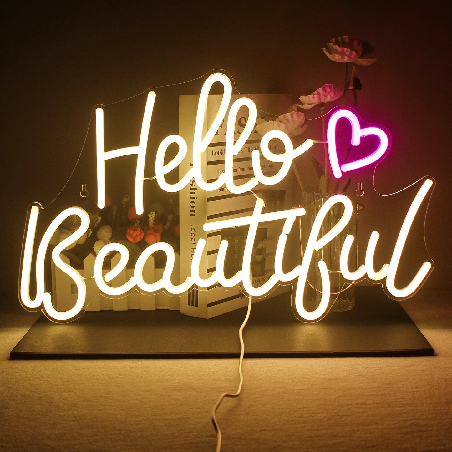 Das Bild zeigt ein lebendiges, handgefertigtes LED-Neonschild mit der Aufschrift „Hello Beautiful“ in einer verspielten, kursiven Schrift.