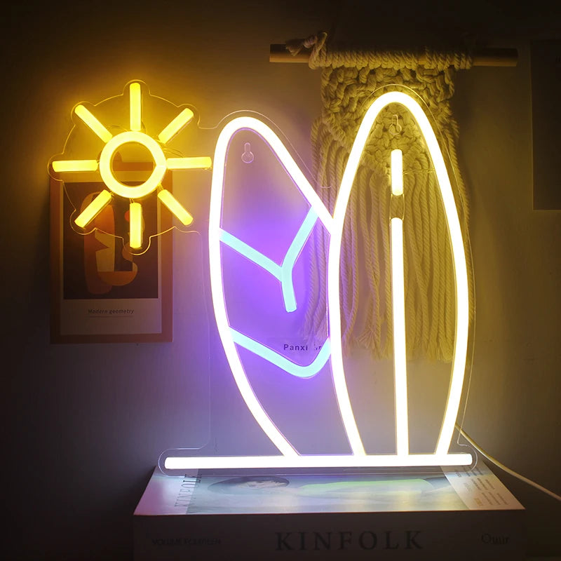 Das Bild zeigt ein leuchtendes LED-Neonschild in Form eines Surfbretts.