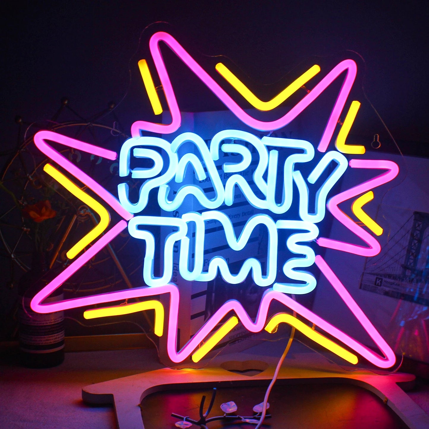 Dieses Bild zeigt ein leuchtendes LED-Neonschild mit den Worten „Party Time“ in fetter, verspielter Schrift.