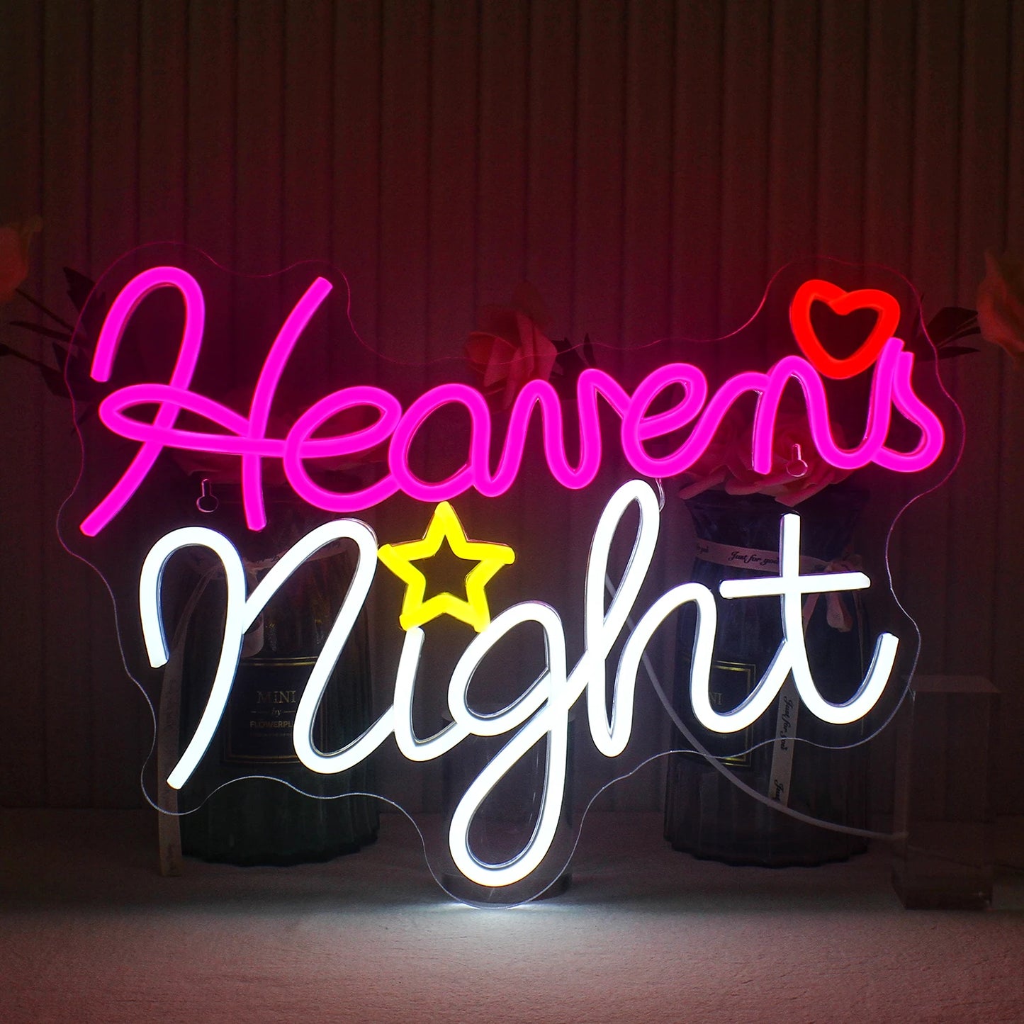 „Das Bild zeigt ein handgefertigtes LED-Neonschild mit den Worten ‚Heavens Night‘ in eleganter Schreibschrift.