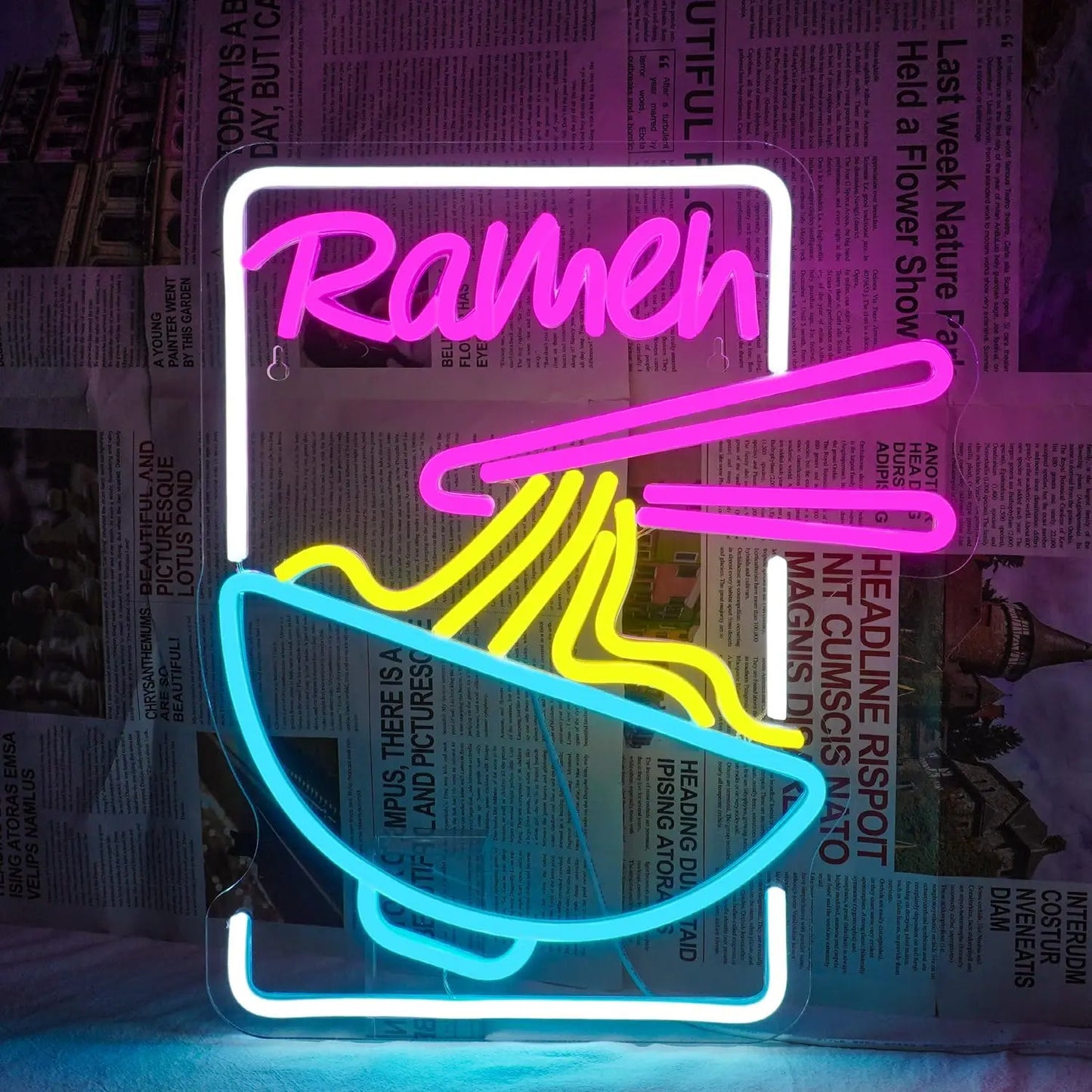 Das Bild zeigt ein leuchtendes LED-Neonschild mit den Worten „Ramen Time“ in auffälliger Schrift.