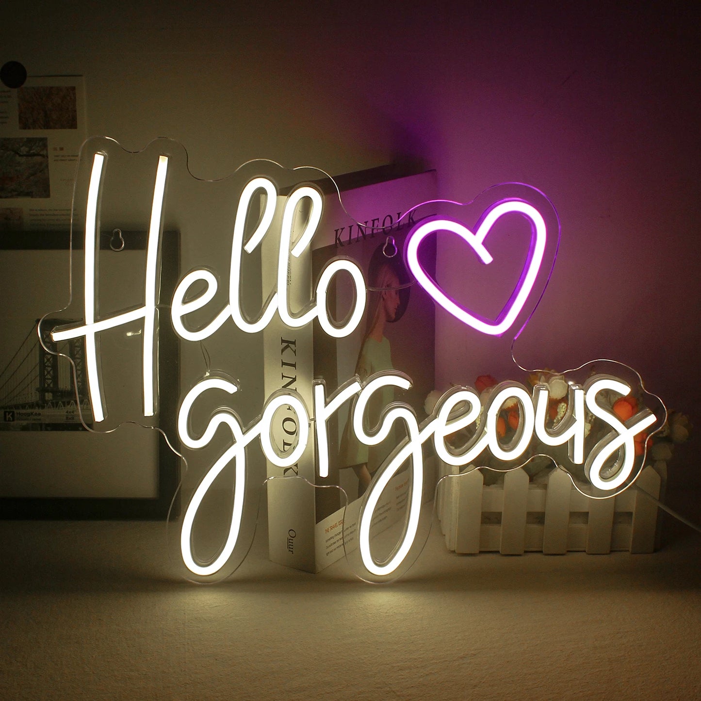 Das Bild zeigt ein lebendiges und stilvolles LED-Neonschild mit dem Satz „Hello Gorgeous“ in eleganter Schreibschrift.