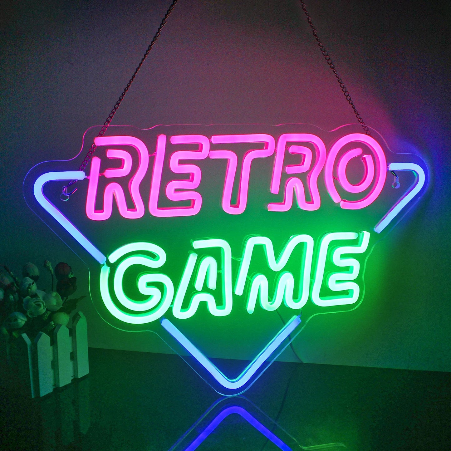 Das Bild zeigt ein LED-Neonschild mit Retro-Spielmotiv, das wunderschön in leuchtenden Farben leuchtet.