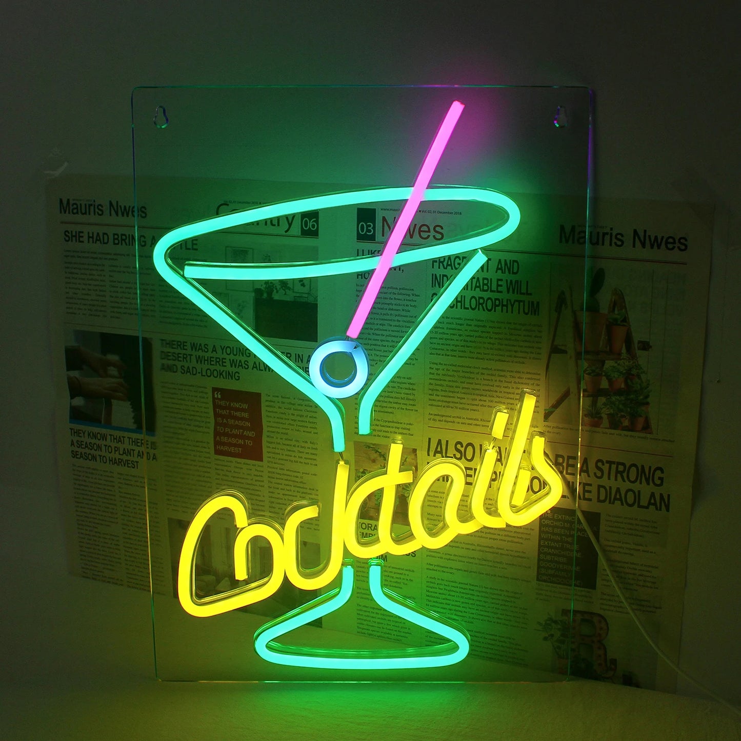 Das Bild zeigt ein leuchtend grünes LED-Neonschild in Form eines Cocktailglases.
