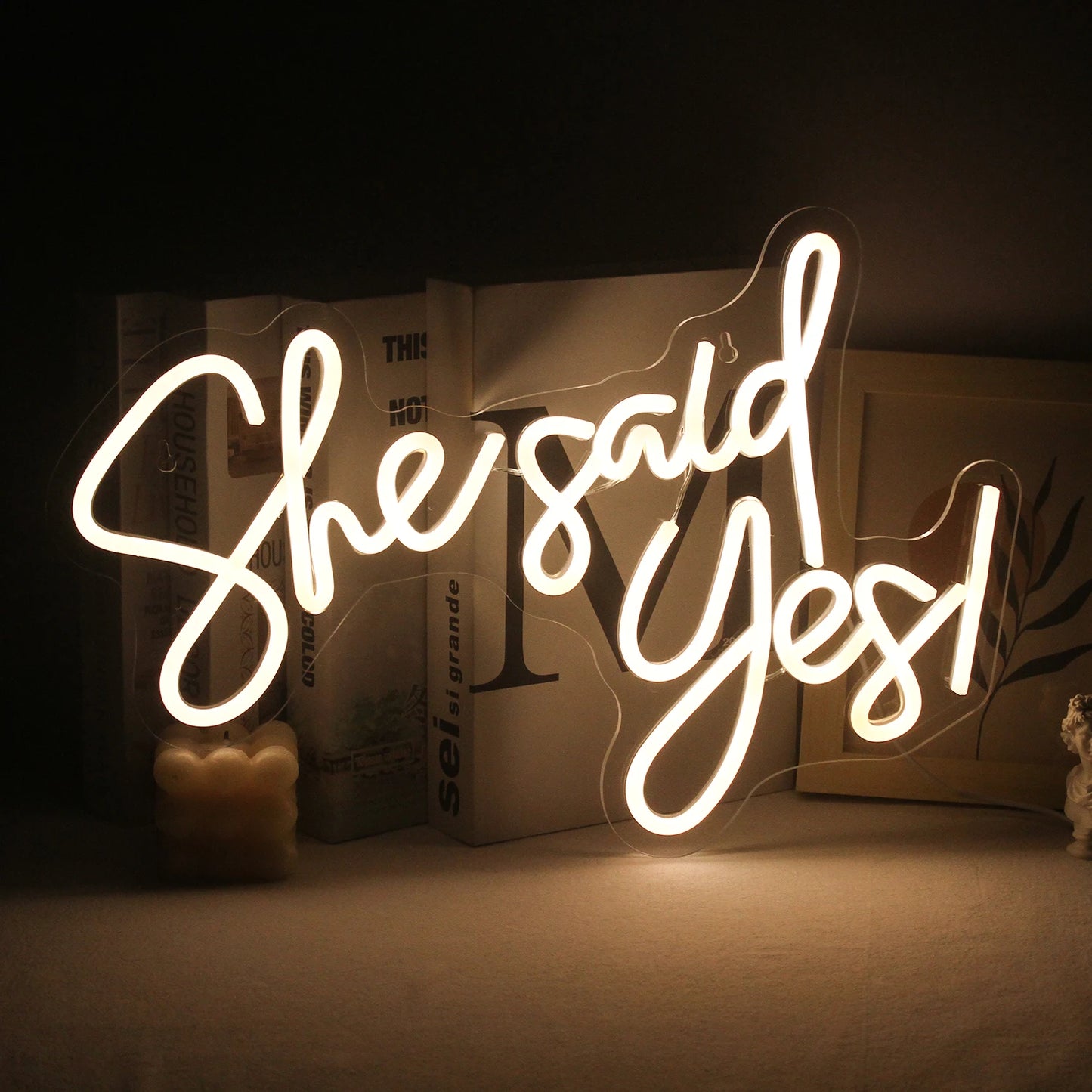Ein leuchtendes, handgefertigtes LED-Neonschild mit dem Satz „She Said Yes“.