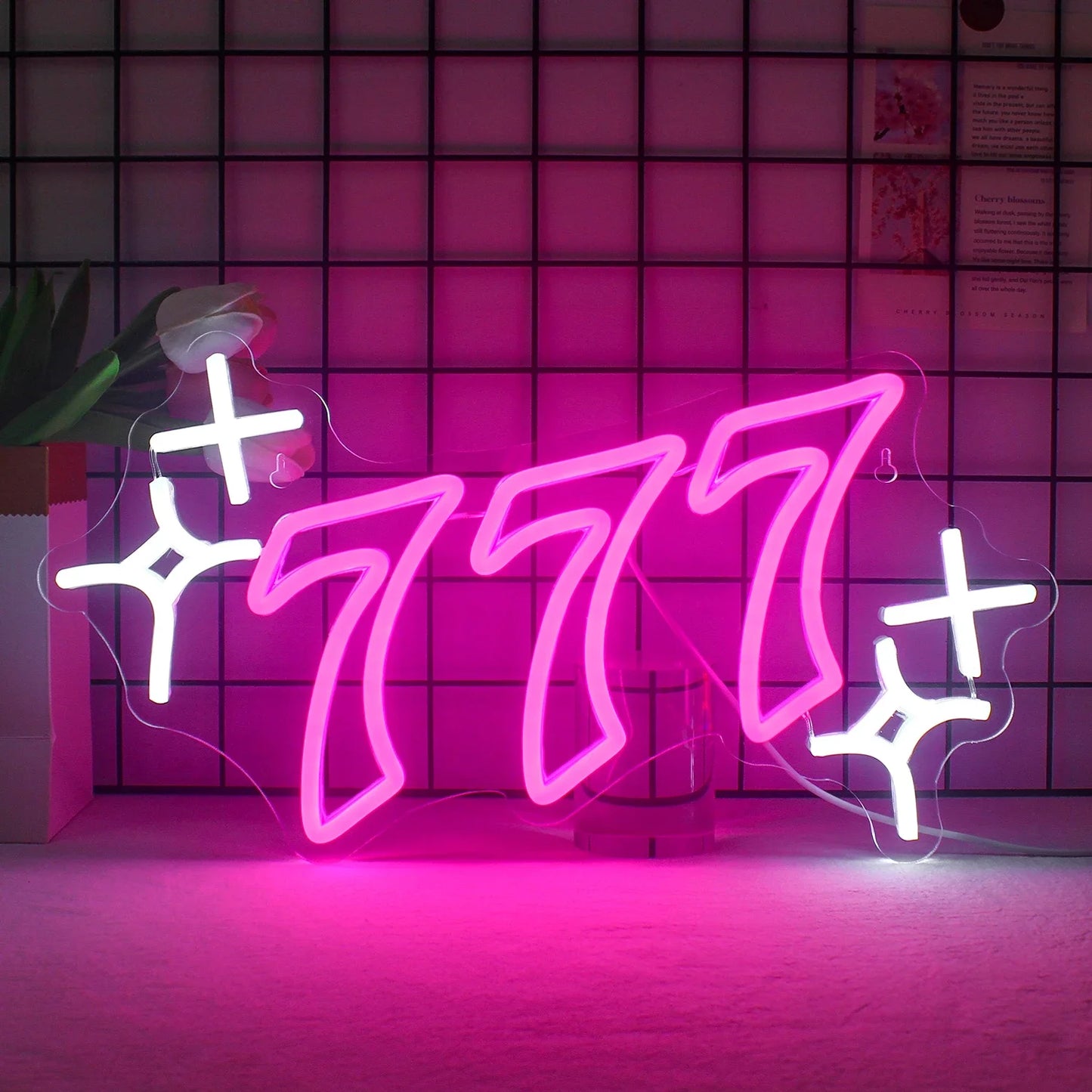 Das Bild zeigt ein handgefertigtes LED-Neonschild mit den Worten „Glückszahl 777“ in einem lebendigen, auffälligen Design.