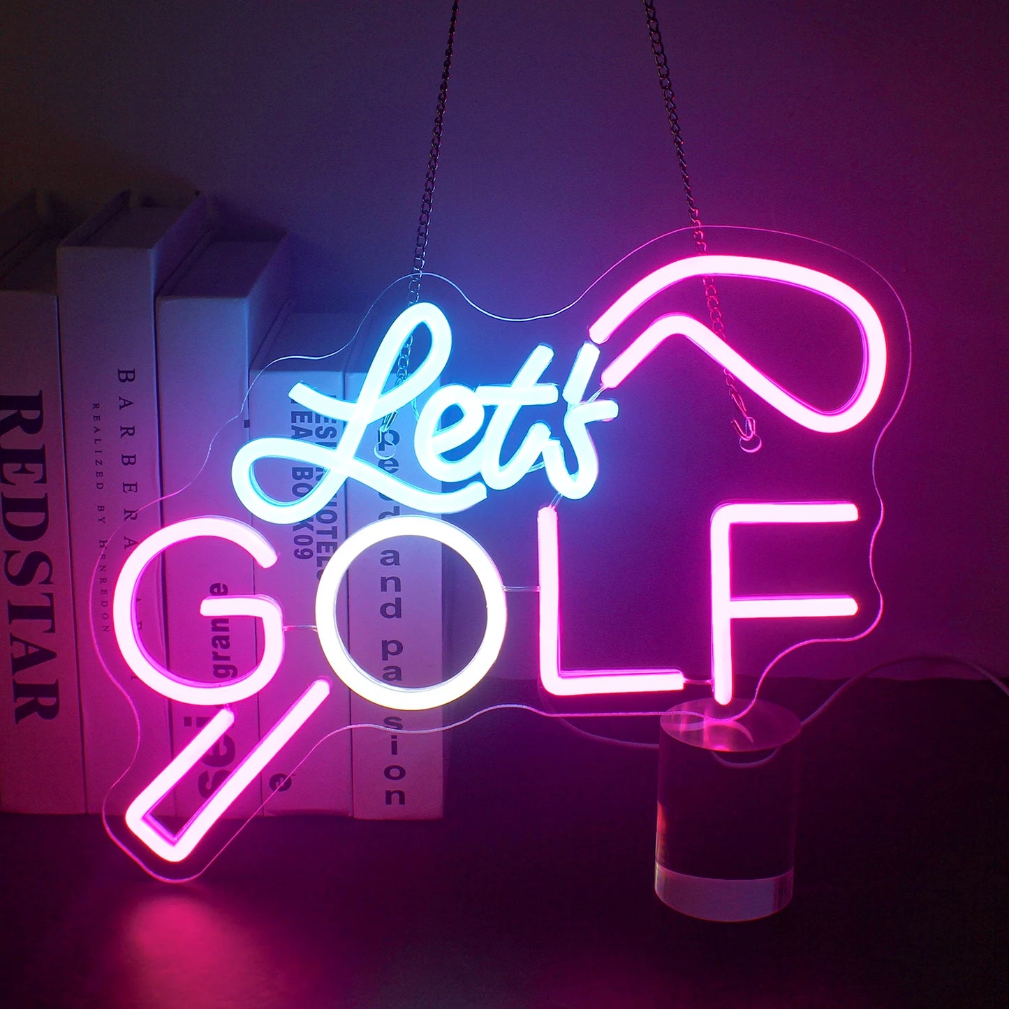 Ein leuchtendes LED-Neonschild mit den Worten „Let’s Golf“ in leuchtenden Grün- und Weißtönen.