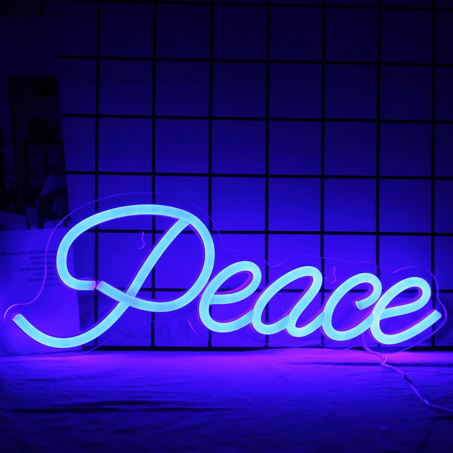 Das Bild zeigt ein leuchtendes „Peace“-LED-Neonschild in einem hellen Weißton.