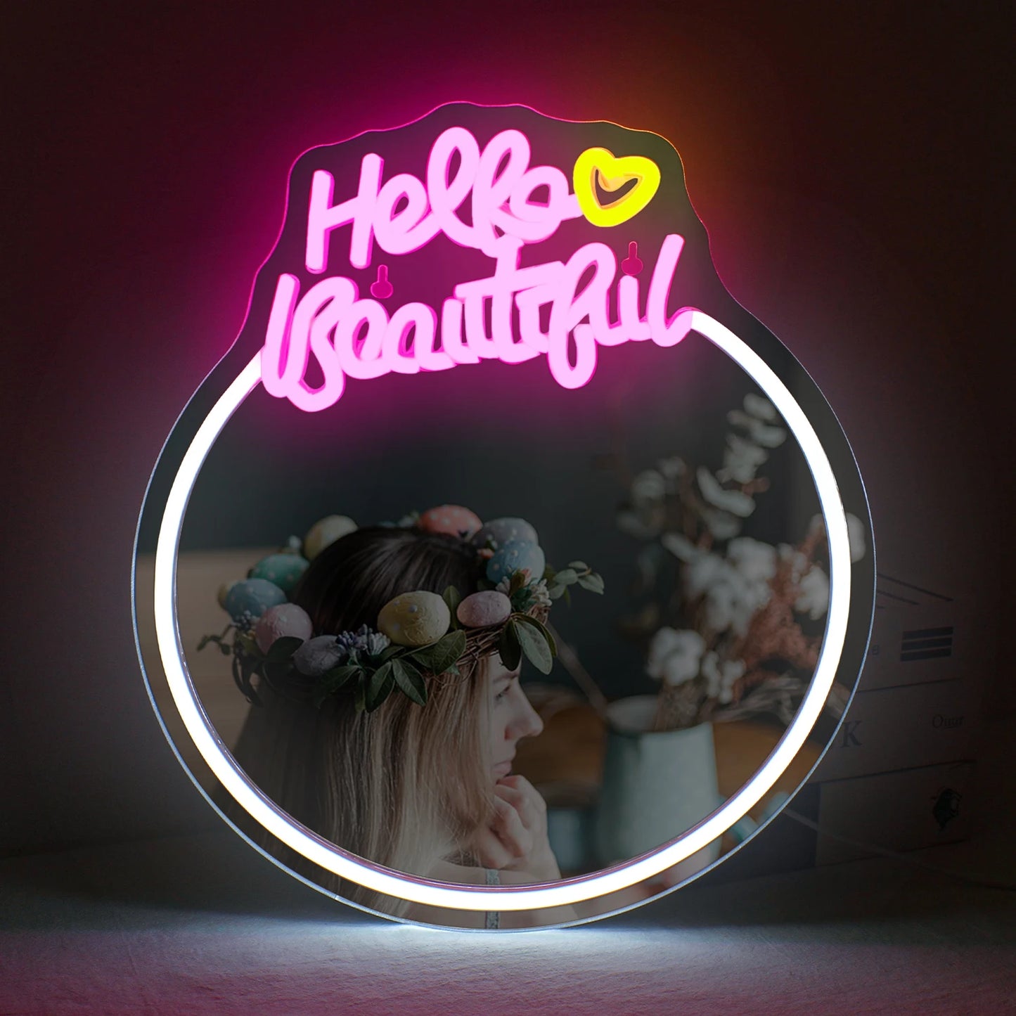 Das Bild zeigt ein stilvolles handgefertigtes LED-Neonschild mit den Worten „Hello Beautiful“ in einer lebendigen, kursiven Schrift.