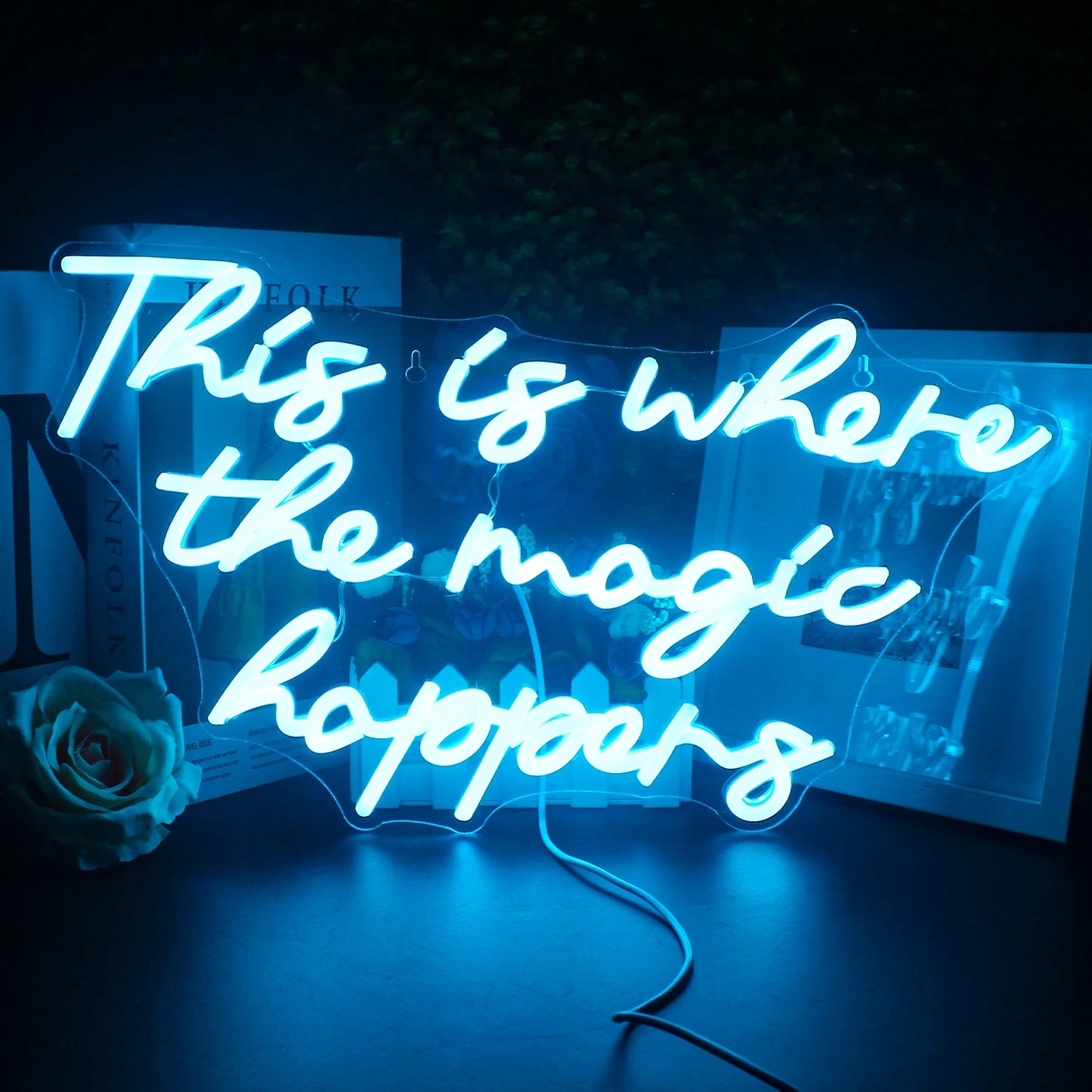 Das Bild zeigt ein leuchtendes Neonschild mit dem Satz „This is Where The Magic Happens“ in einer stilvollen Schreibschrift.