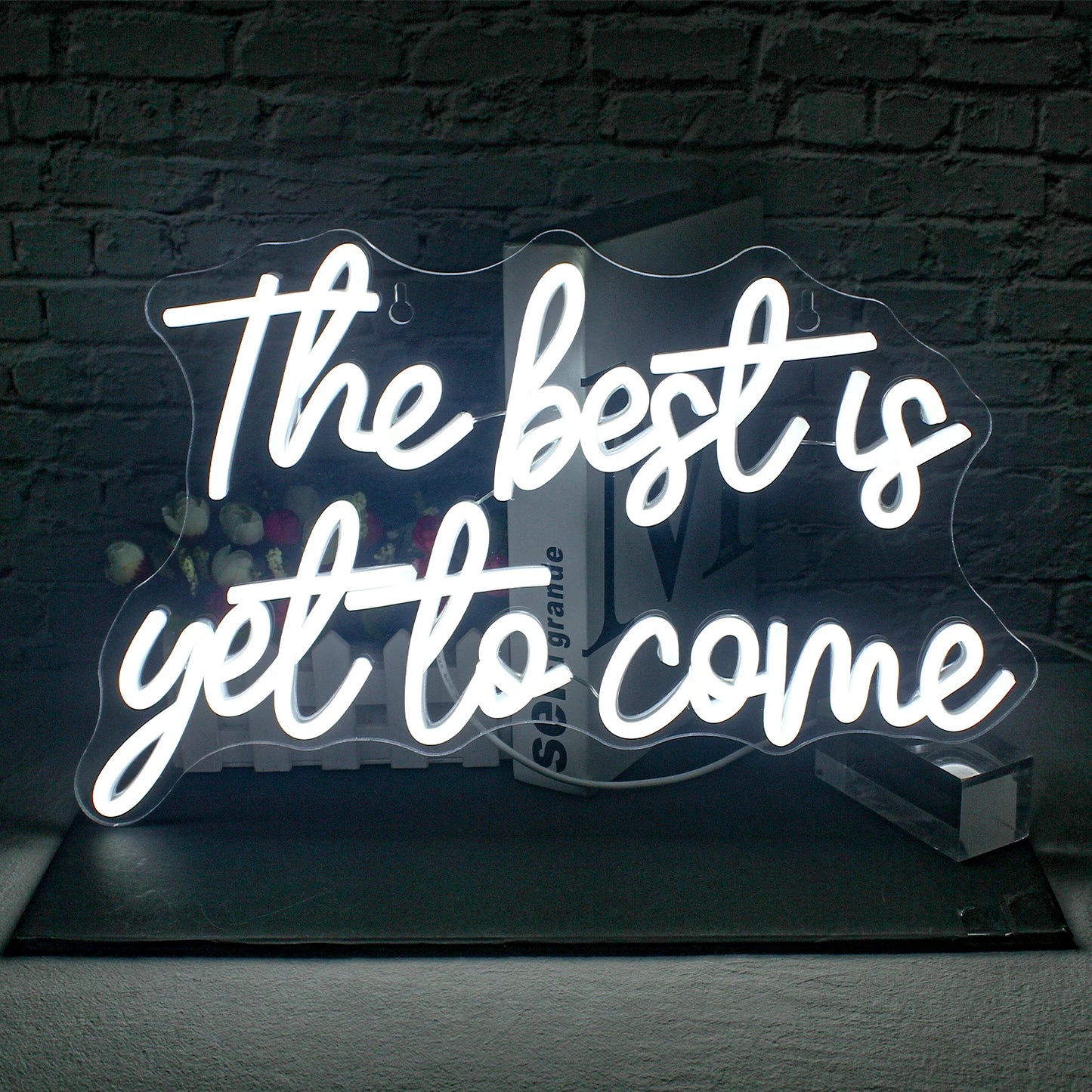 Das Bild zeigt ein lebendiges, handgefertigtes LED-Neonschild mit der Aufschrift „The Best is Yet to Come“ in einer stilvollen Schreibschrift.
