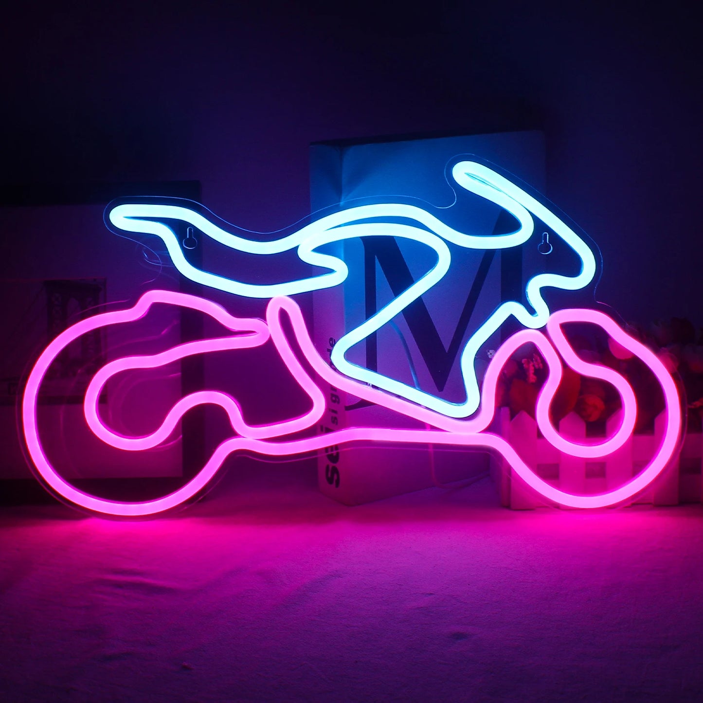 Das Bild zeigt ein leuchtendes LED-Neonschild mit der Silhouette eines klassischen Motorrads.