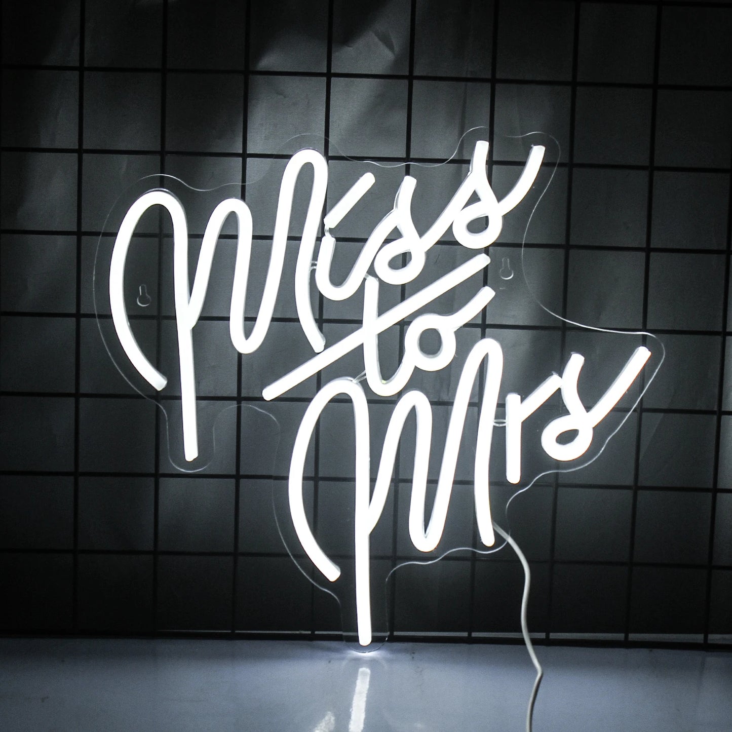 Das Bild zeigt ein stilvolles LED-Neonschild mit den Worten „Miss To Mrs“ in einer fließenden Schreibschrift.