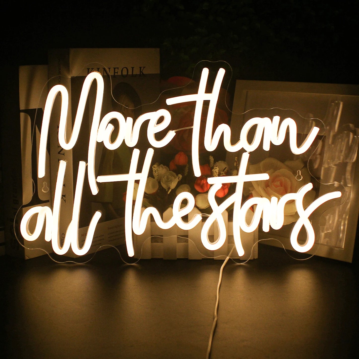 Das Bild zeigt ein handgefertigtes LED-Neonschild mit der Aufschrift „More Than All The Stars“ in eleganter Schreibschrift.