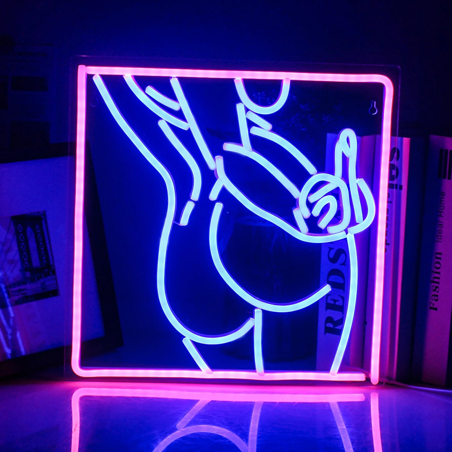 Das Bild zeigt ein handgefertigtes LED-Neonschild, das die Silhouette eines Frauenkörpers in einer stilvollen und sinnlichen Pose darstellt.