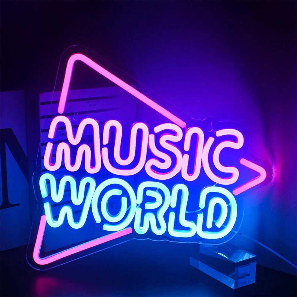 Das Bild zeigt ein leuchtendes, handgefertigtes LED-Neonschild mit der Aufschrift „Music World“.