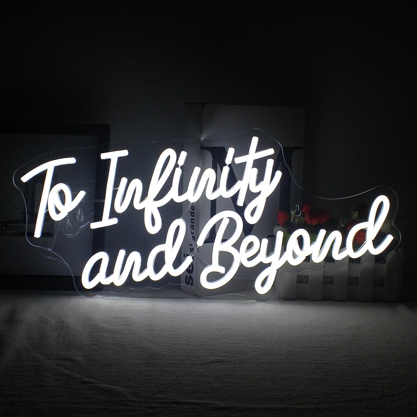 Das Bild zeigt ein handgefertigtes LED-Neonschild mit der Aufschrift „To Infinity and Beyond“ in leuchtenden Buchstaben.