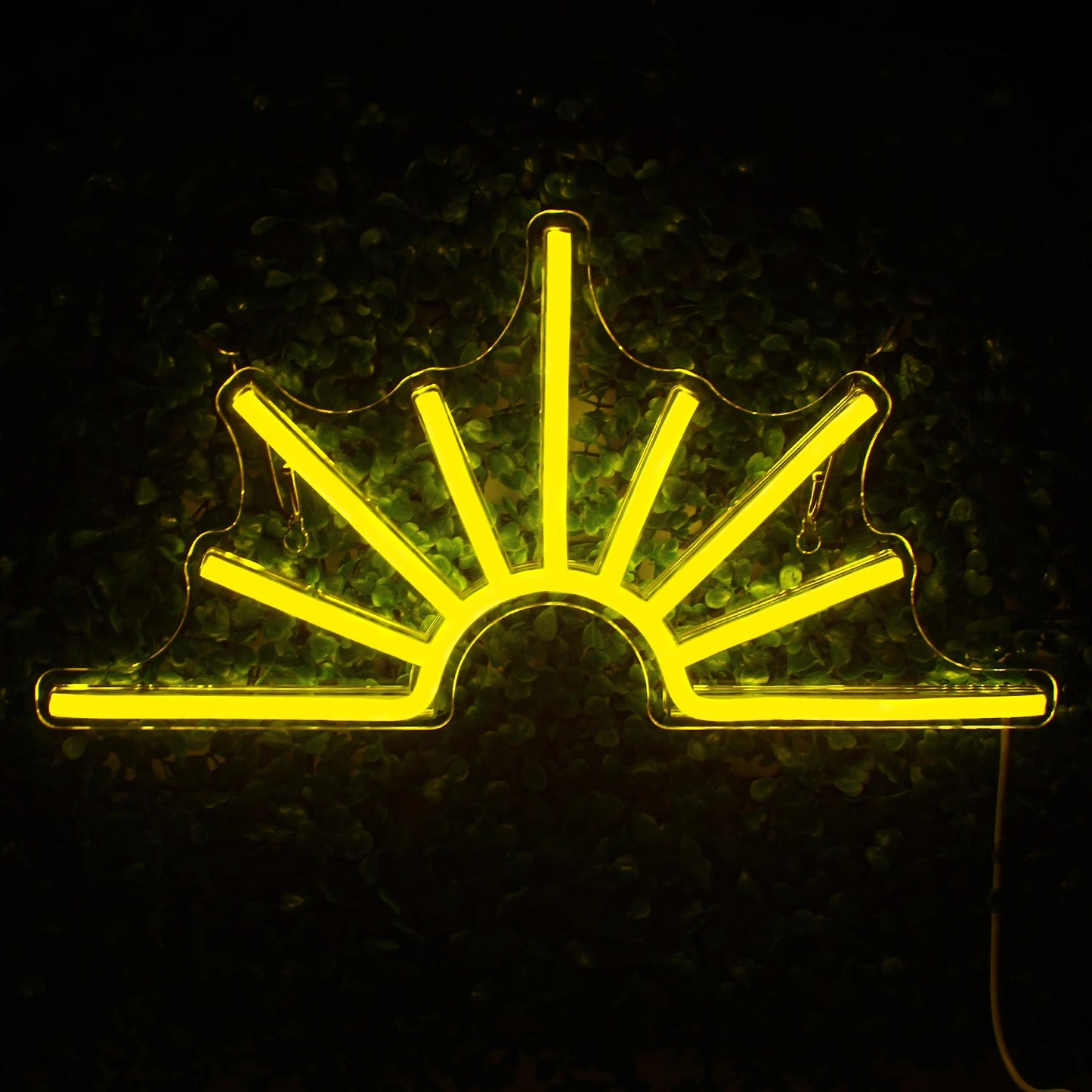 Ein lebendiges LED-Neonschild mit einer leuchtend gelben Sonne und strahlenden Strahlen, umgeben von einem warmen Schein.