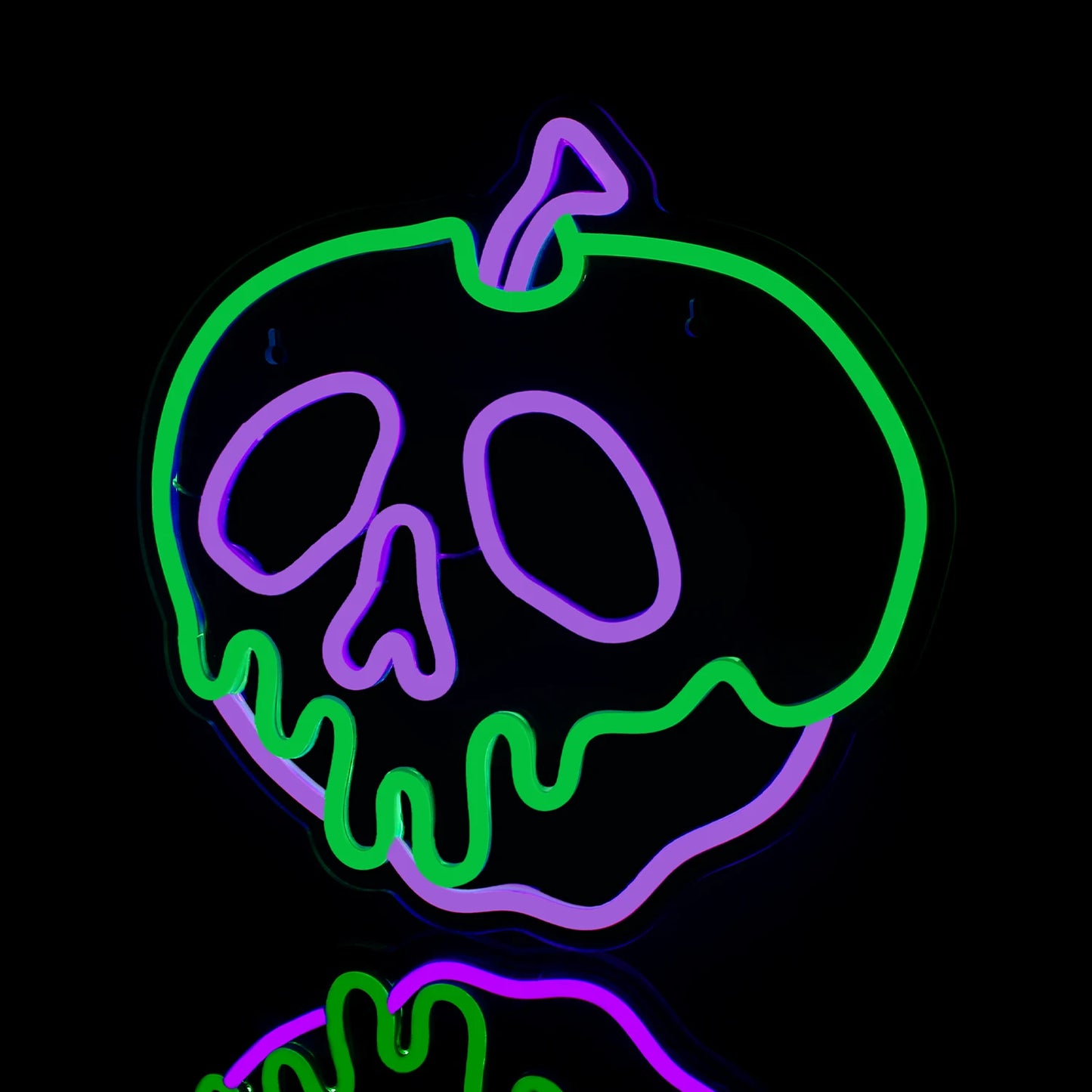 Ein leuchtendes LED-Neonschild in Form eines stilisierten Totenkopfs, der mit einem Apfel verschmolzen ist.