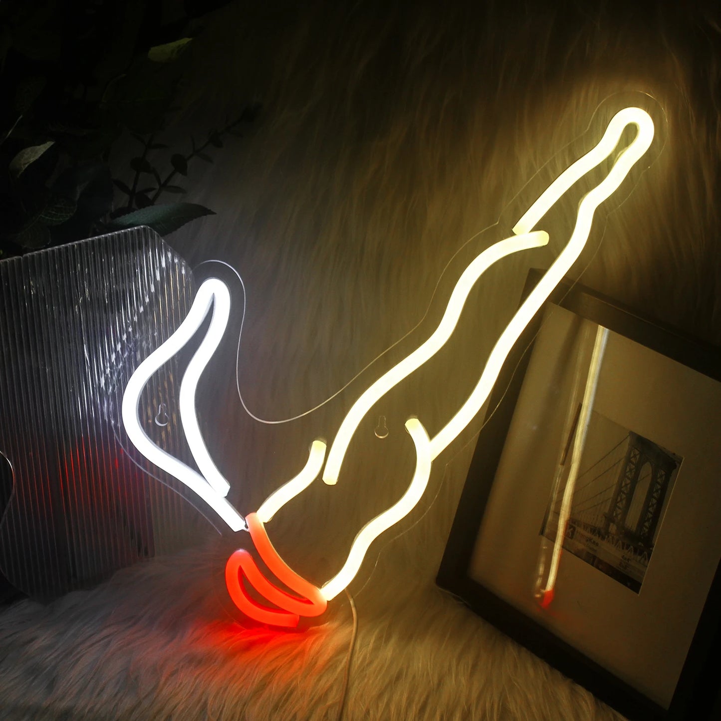 Ein leuchtendes LED-Neonschild, das das Wort „Smoking“ in fetten, fließenden Schreibschriftbuchstaben darstellt.