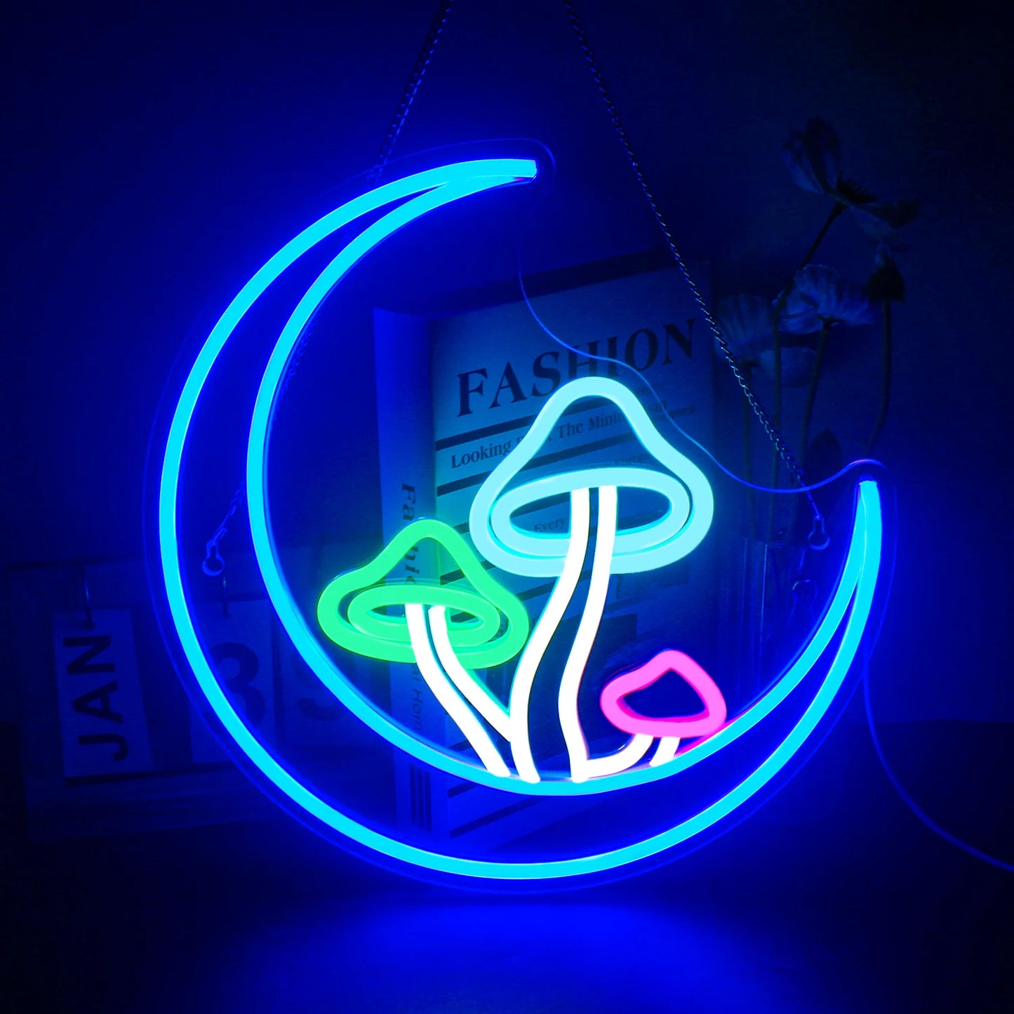 „Das Bild zeigt ein lebendiges und einladendes LED-Neonschild in Form eines skurrilen Mondes mit einem Pilzdesign.