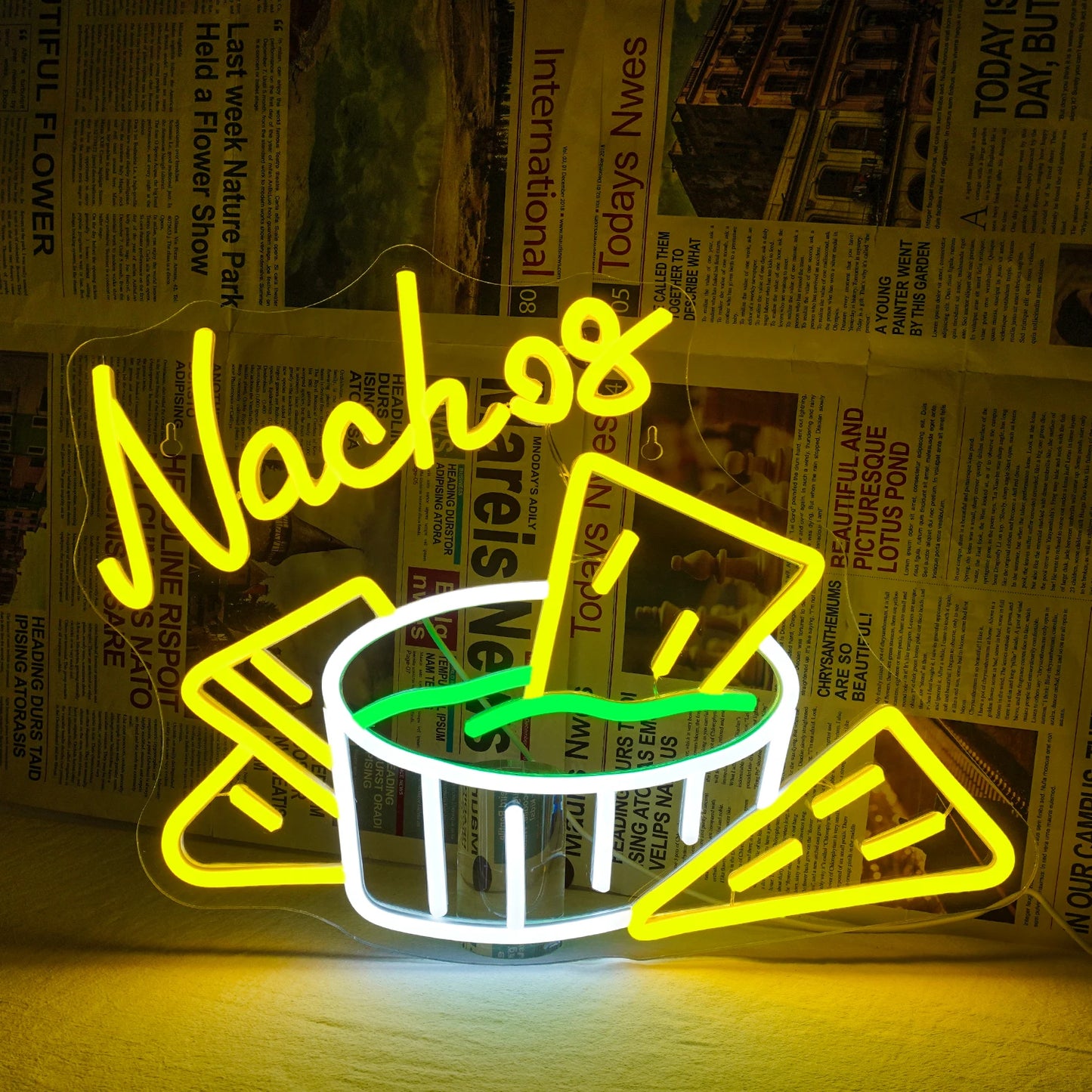 Ein leuchtendes „Nachos“-LED-Neonschild, sorgfältig handgefertigt, vor einem dunklen Hintergrund.