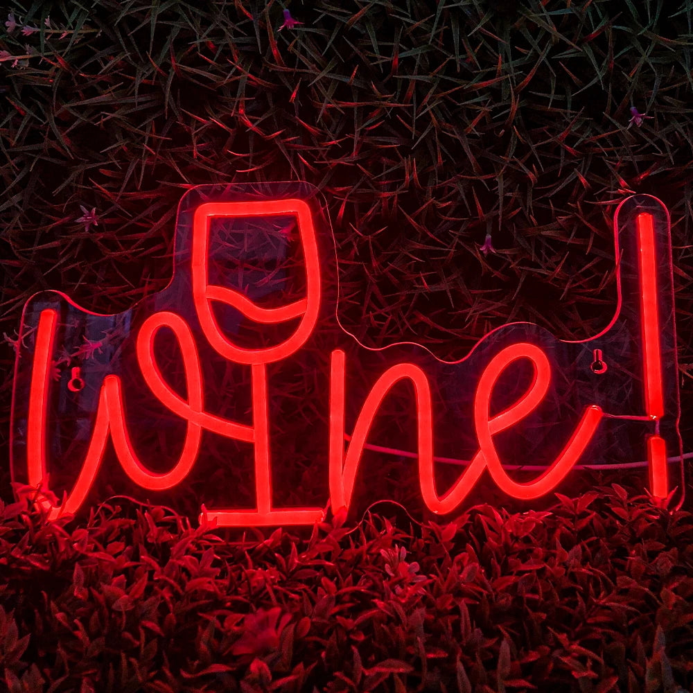 Ein leuchtendes LED-Neonschild, das in einem satten Burgunderton leuchtet und das Wort „Wine“ in einer eleganten, fließenden Schrift darstellt.
