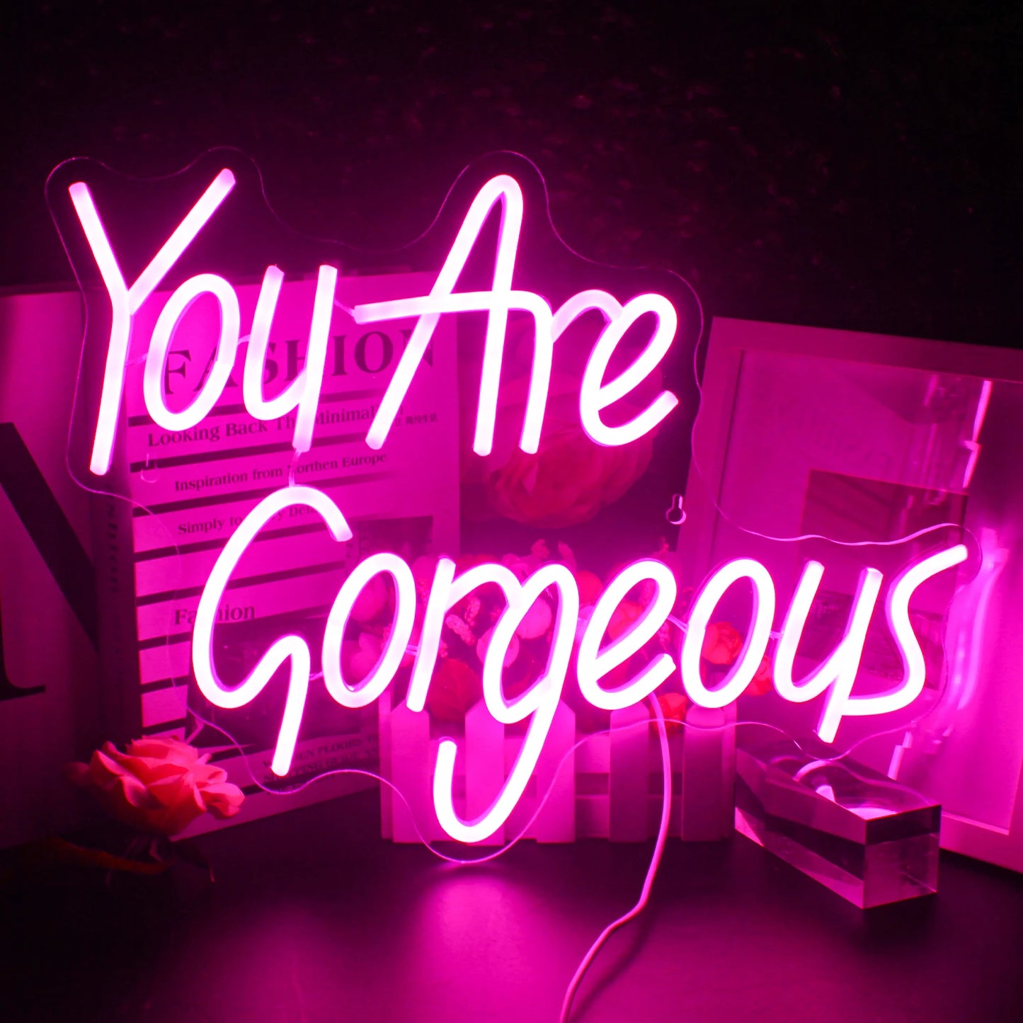 Ein lebendiges und stilvolles LED-Neonschild mit dem Satz „You Are Gorgeous“ in eleganter, fließender Schrift.
