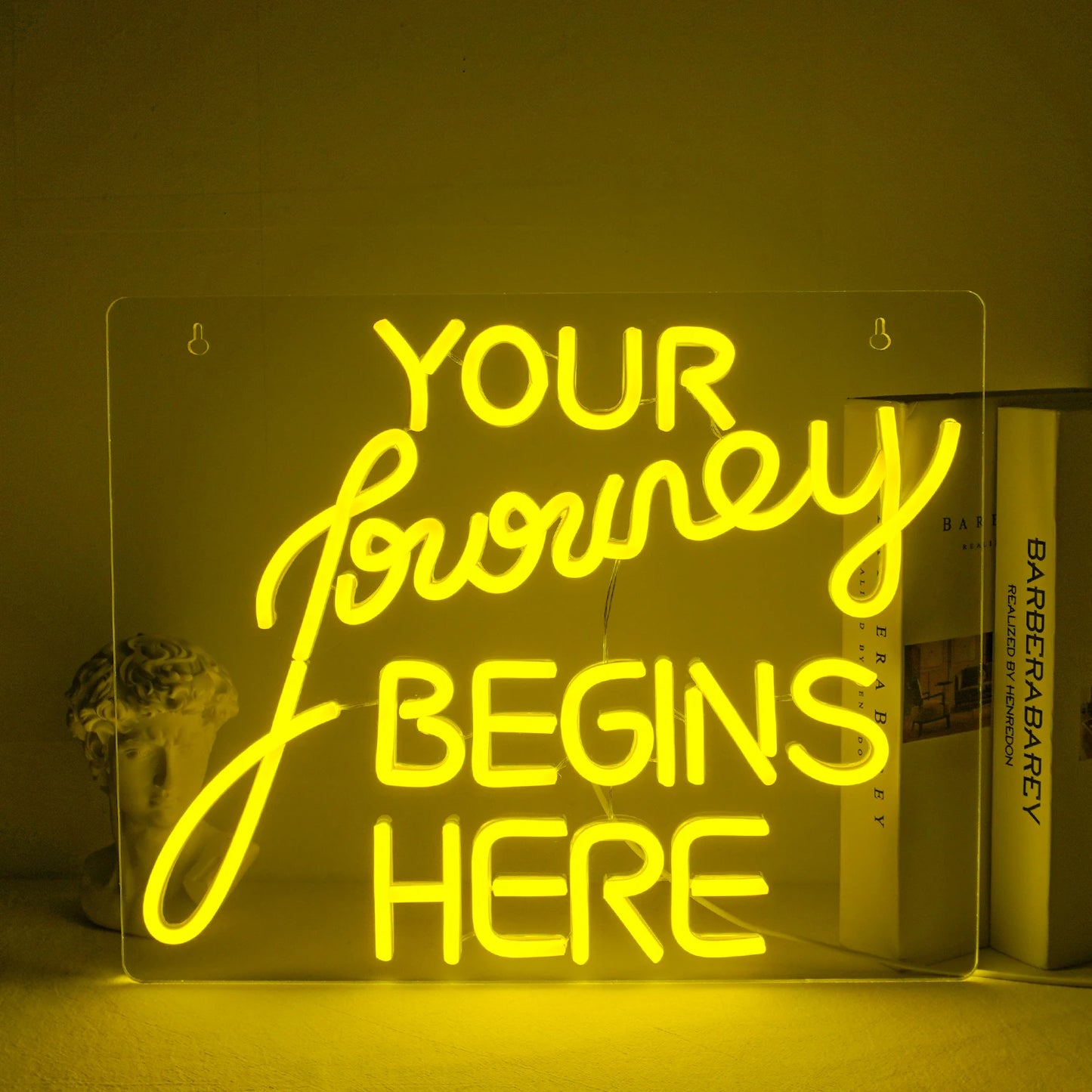 „Ein handgefertigtes LED-Neonschild mit den Worten ‚Journey Begin‘ in fließender Schreibschrift.