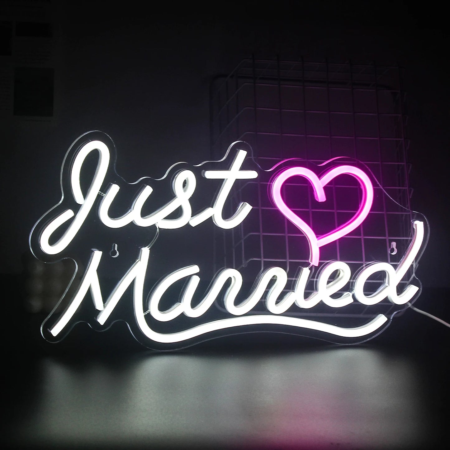 Das Bild zeigt ein leuchtendes LED-Neonschild mit der Aufschrift „Just Married“.