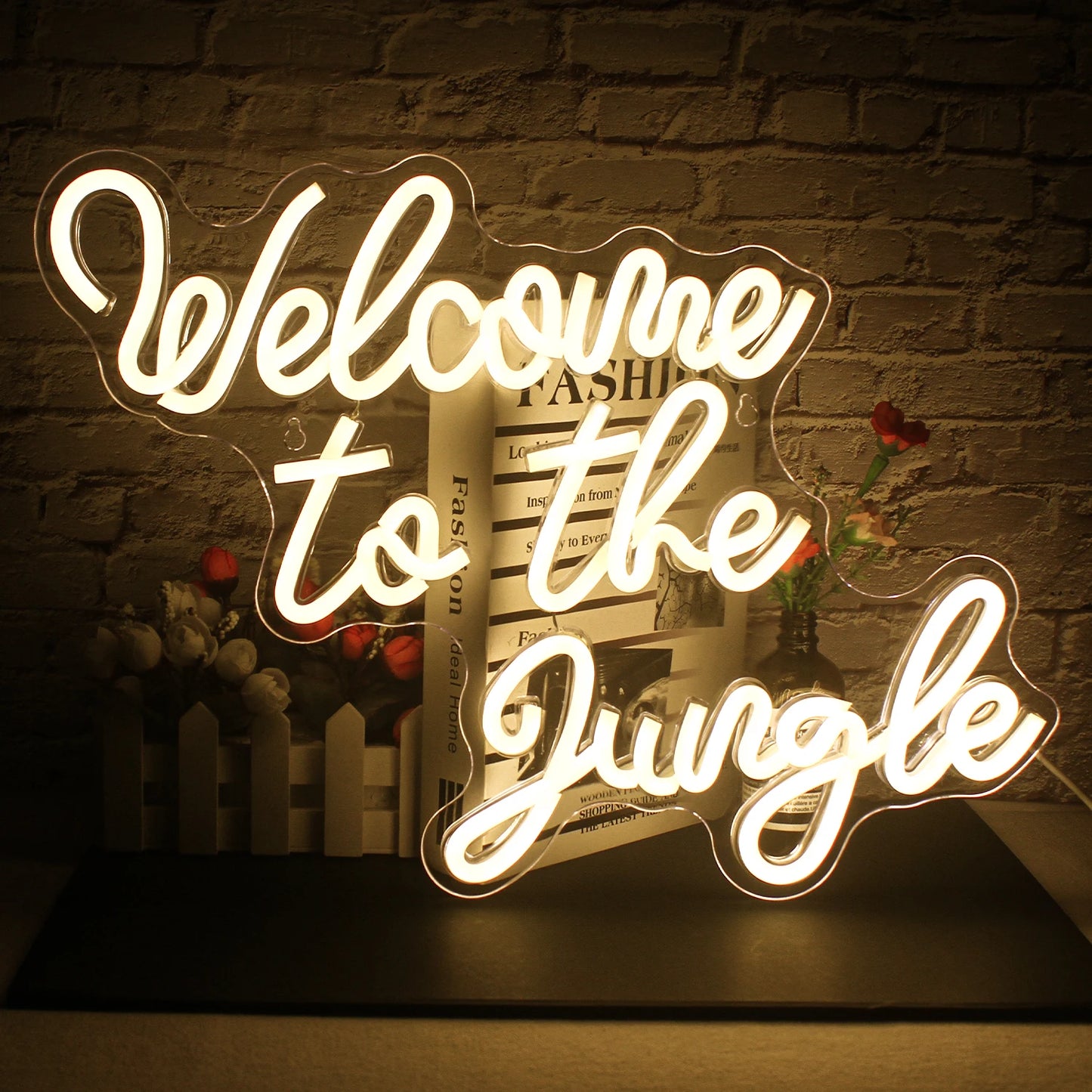 Ein leuchtendes LED-Neonschild mit dem Satz „Willkommen im Dschungel“ in kräftigen, stilvollen Buchstaben.
