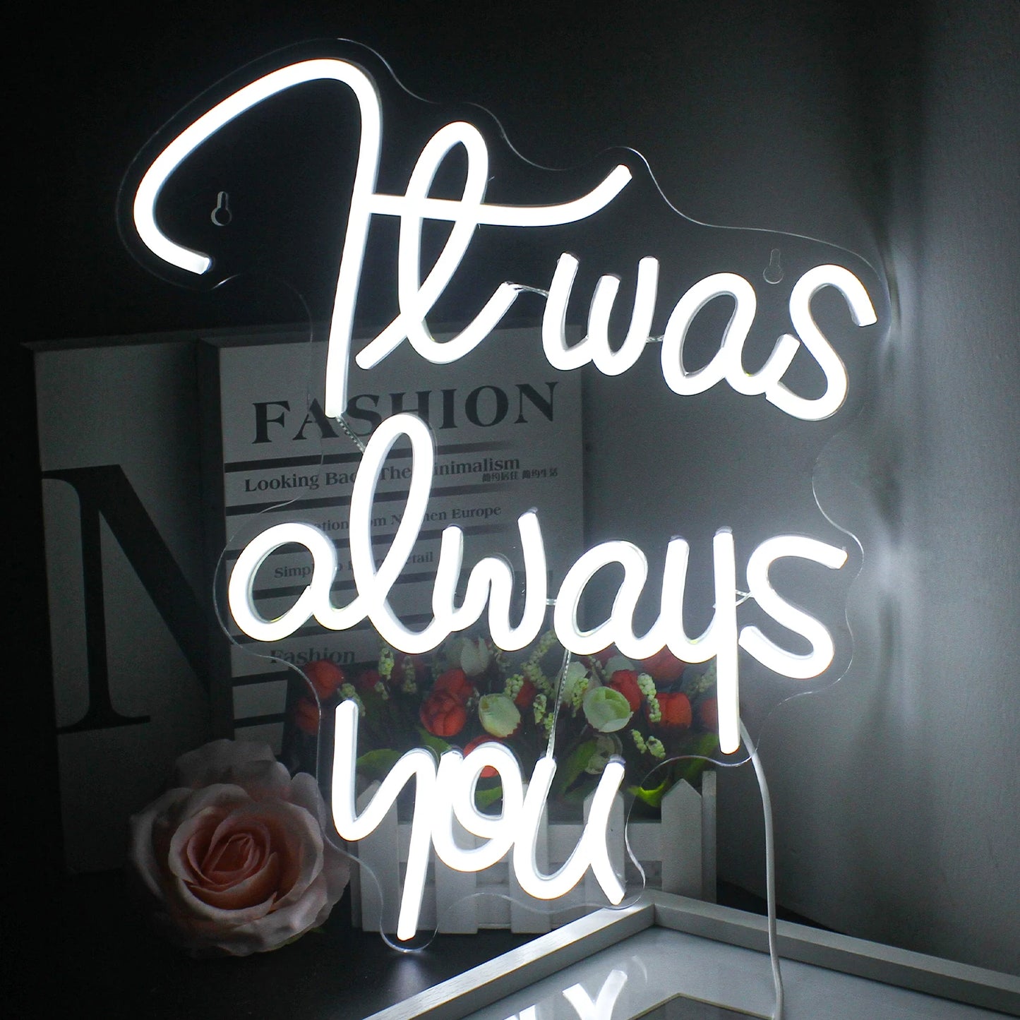Das Bild zeigt ein handgefertigtes LED-Neonschild mit den Worten „It Was Always You“ in eleganter Schreibschrift.