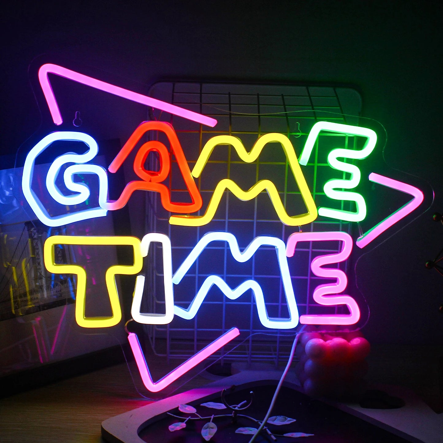 Das LED-Neonschild „Game Time“ verfügt über lebendige, leuchtende Buchstaben in einer klassischen Schreibschrift.