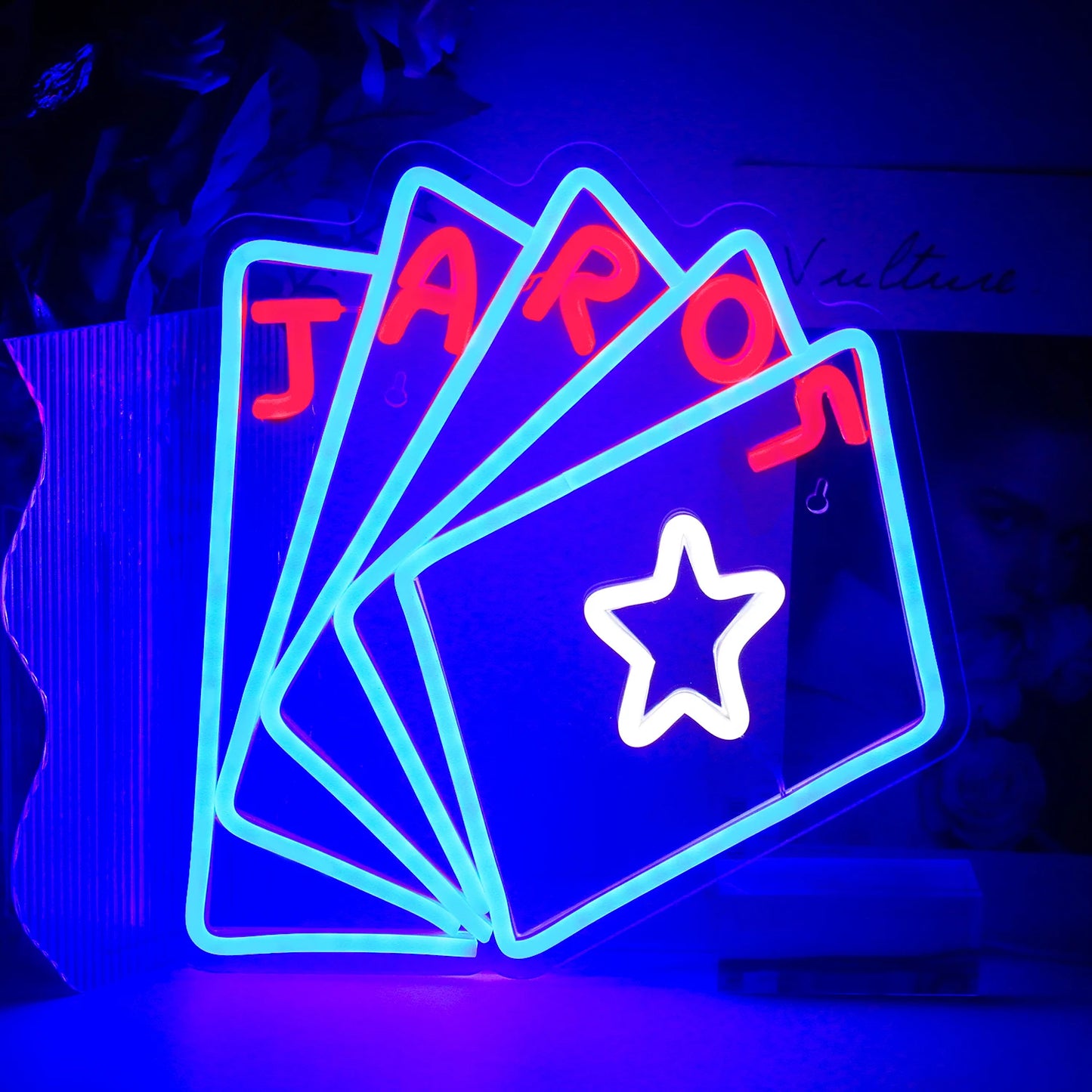 Das Bild zeigt ein leuchtendes LED-Neonschild in der Form, das das Wort „Poker“ buchstabiert.