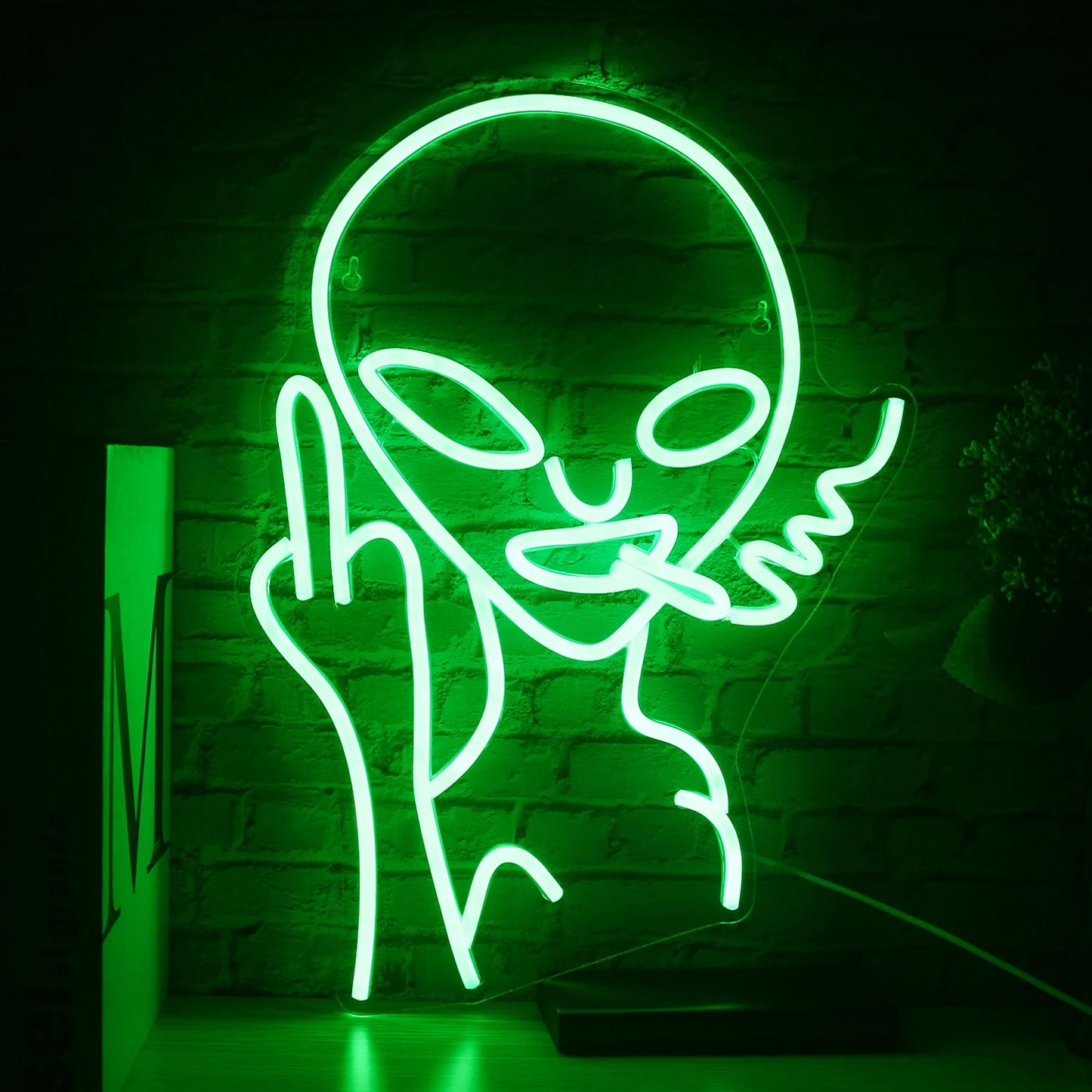 Das Bild zeigt ein handgefertigtes LED-Neonschild mit der Darstellung einer skurrilen außerirdischen Figur.