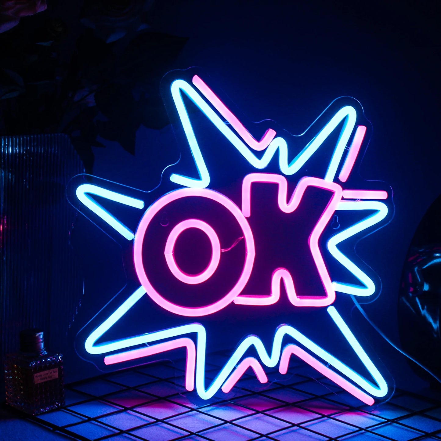 Das Bild zeigt ein leuchtendes LED-Neonschild mit dem Wort „OK“ in einer fetten, modernen Schriftart.