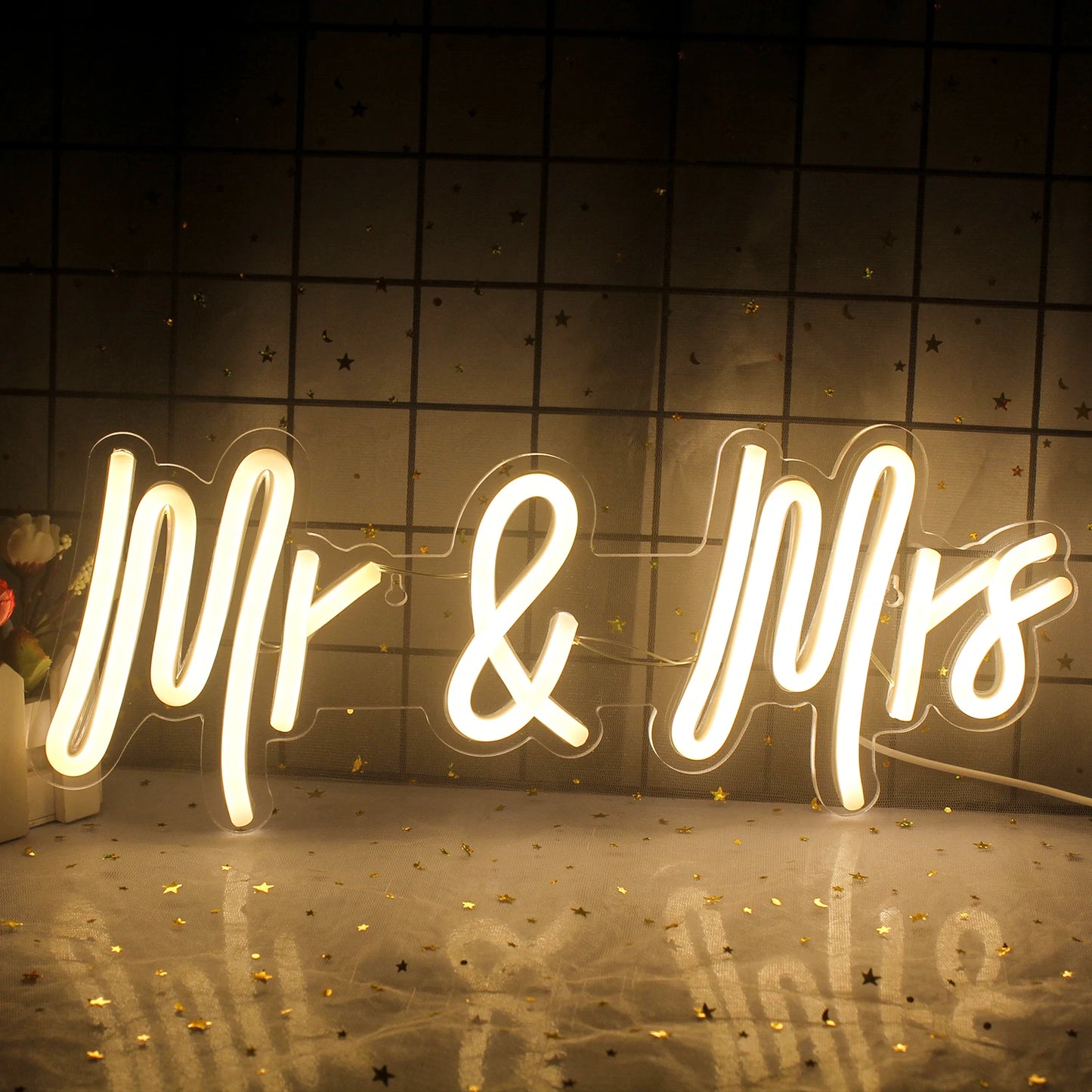 Das Bild zeigt ein stilvoll gestaltetes LED-Neonschild mit der Aufschrift „Mr & Mrs“ in eleganter Schreibschrift.