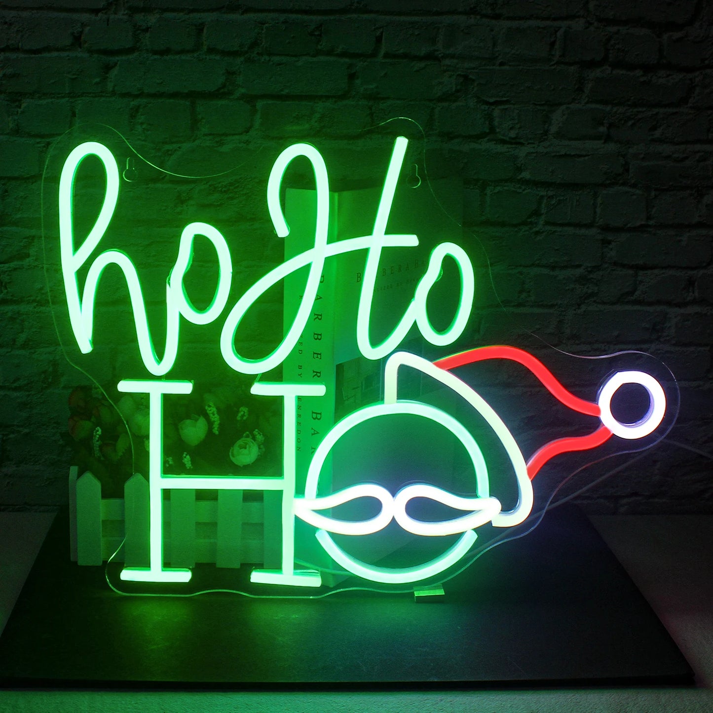 Ein leuchtendes LED-Neonschild mit den Worten „Frohe Weihnachten“ in eleganter, fließender Schrift.