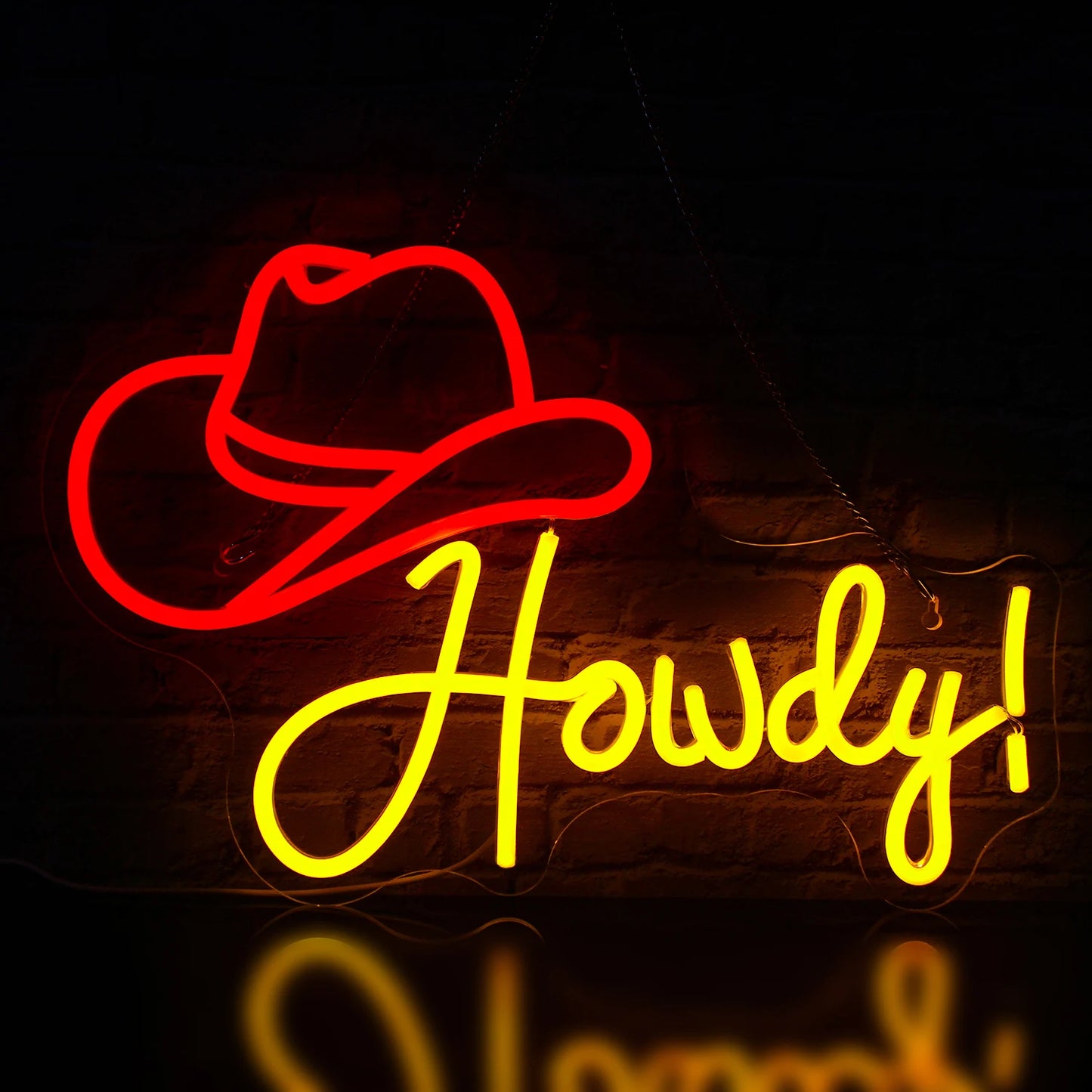 Ein leuchtendes LED-Neonschild in Form eines Cowboyhuts, in dessen Design das Wort „Howdy“ elegant integriert ist.