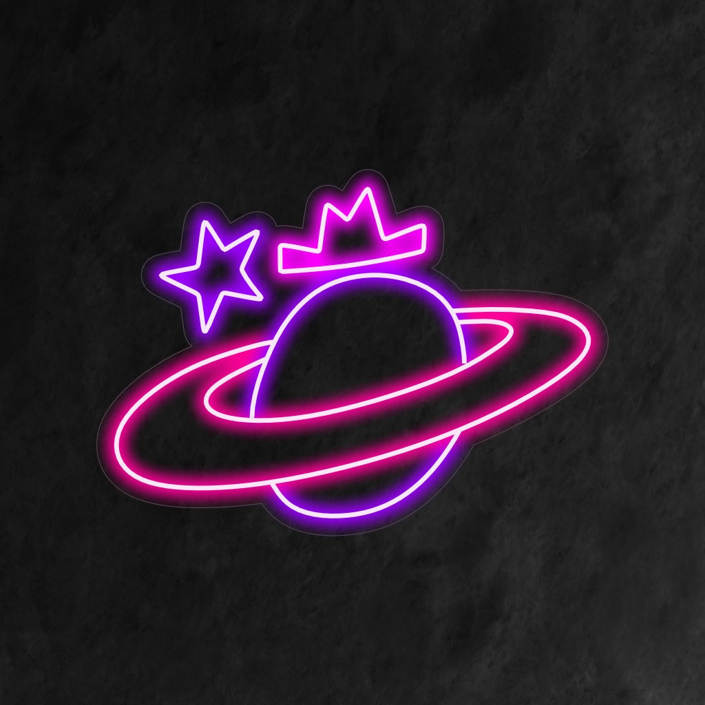 „Saturn mit Stern und Krone Neonschild“ ist eine künstlerische und himmlische Ergänzung für Ihr Interieur. Ein Neonlicht, das die Elemente Saturn, Sterne und eine Krone zu einem fesselnden Design kombiniert.