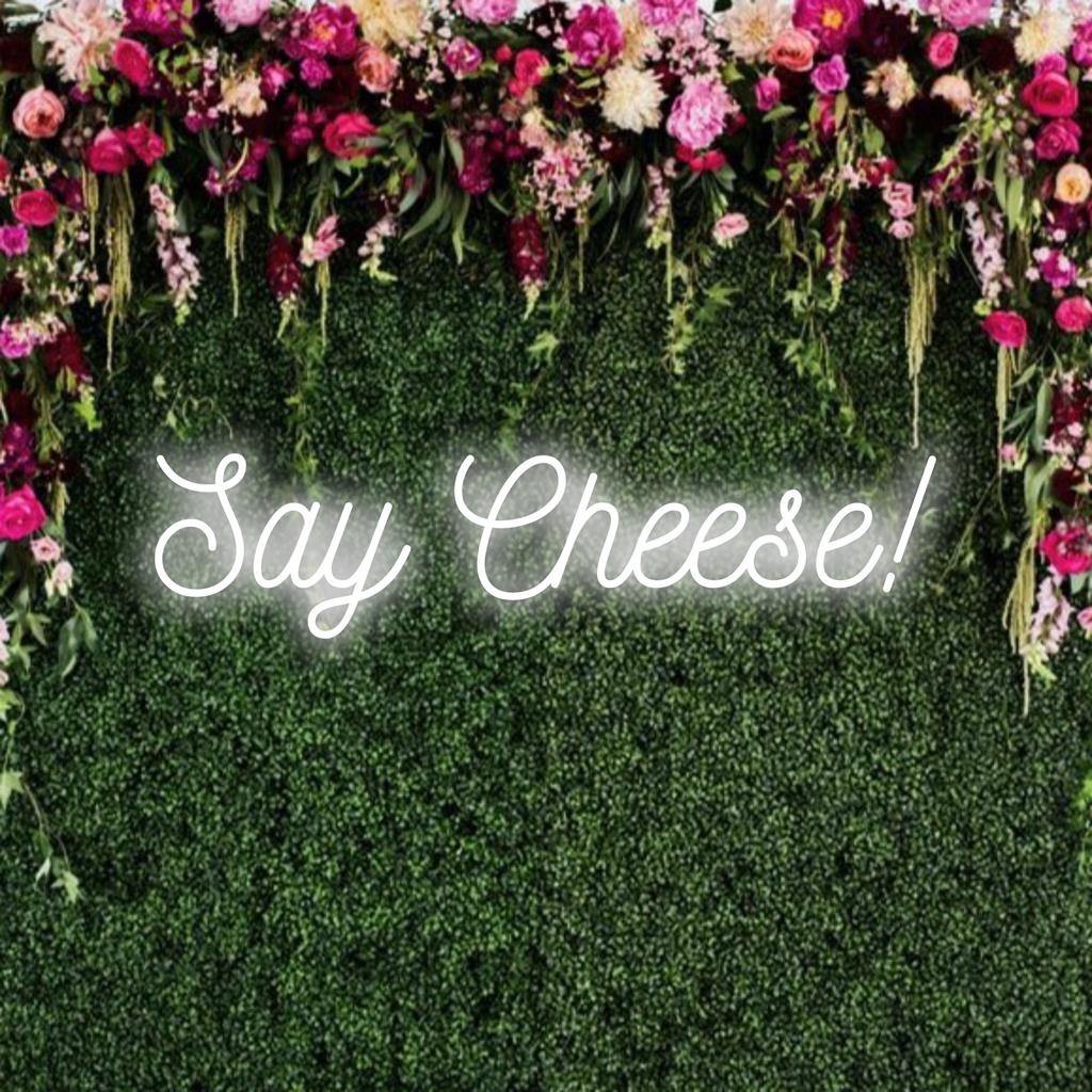 LED-Neonschild mit der Aufschrift „Say Cheese!“. Perfekt, um jeden Raum mit personalisiertem Neon-Flair und individueller Design-Stimmung aufzuhellen.